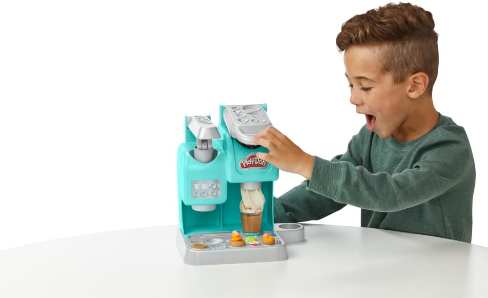 Play-Doh Kitchen Creations La Caffetteria Super Colorata di , playset con 20 accessori e 8 vasetti di pasta modellabile atossica, per bambini dai 3 anni in su