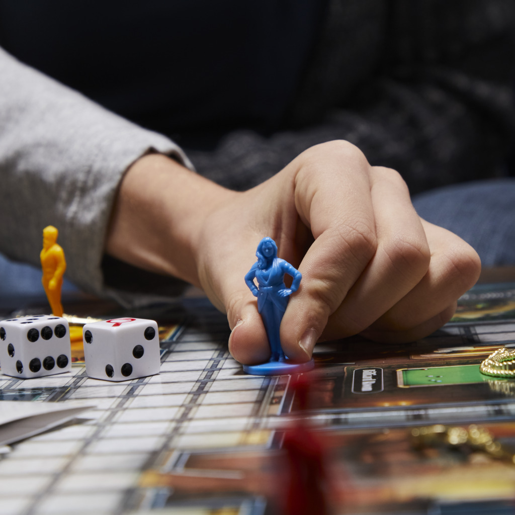 Cluedo Classico Refresh, gioco in scatola, gioco rivisitato per 2-6 giocatori, giochi di mistero giochi investigativi, giochi per la famiglia per bambini e adulti
