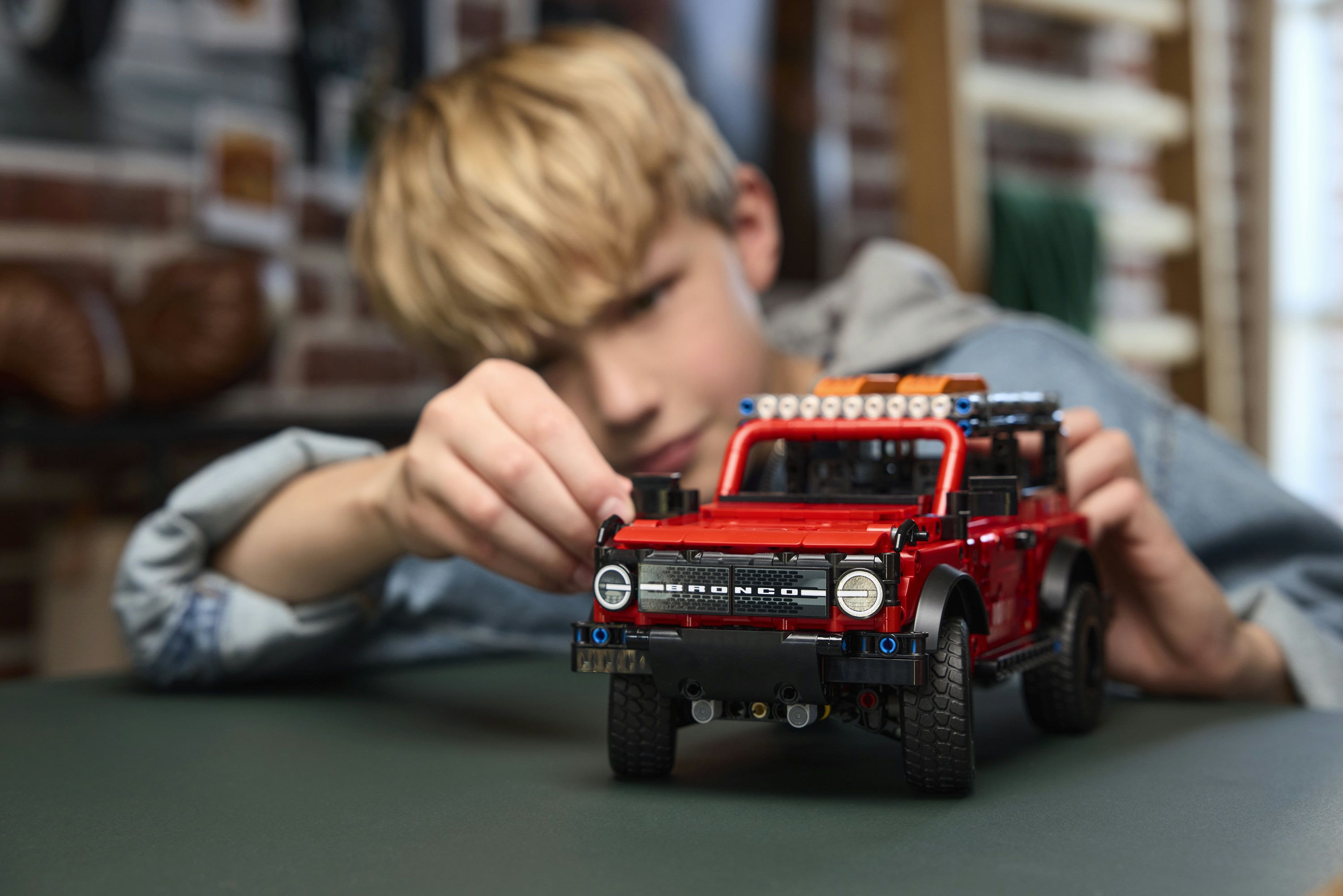 LEGO Technic 42213 SUV Ford Bronco, Macchina Giocattolo con Porte Apribili, Motore V6, Sospensioni e Sterzo, Idea Regalo 9+