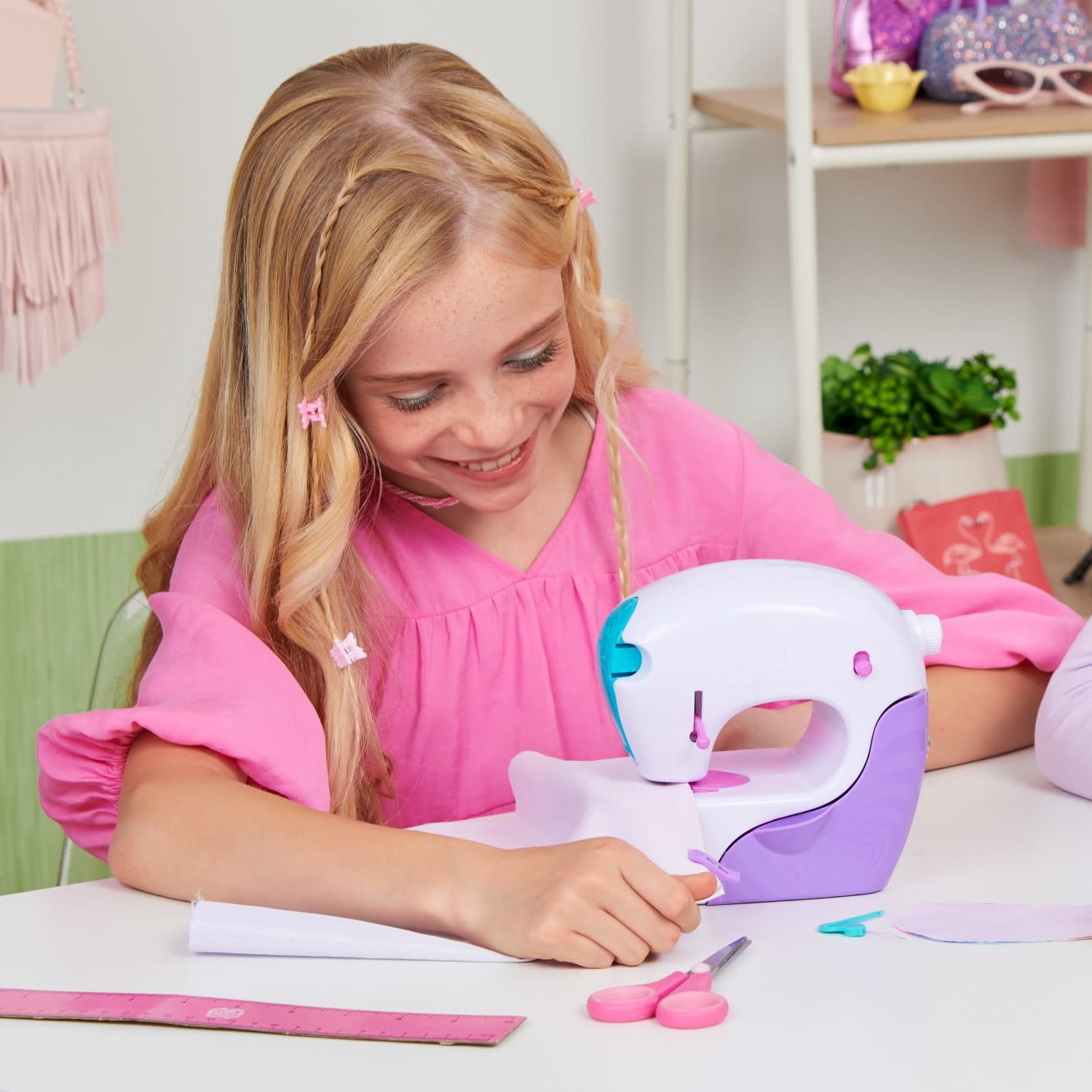 Cool Maker Stitch 'N Style Fashion Studio , Macchina da Cucire per bambini e bambine , Filo da cucire pre-inserito, tessuto e stampe ad acqua , Giochi creativi per bambini e bambine dagli 8 anni