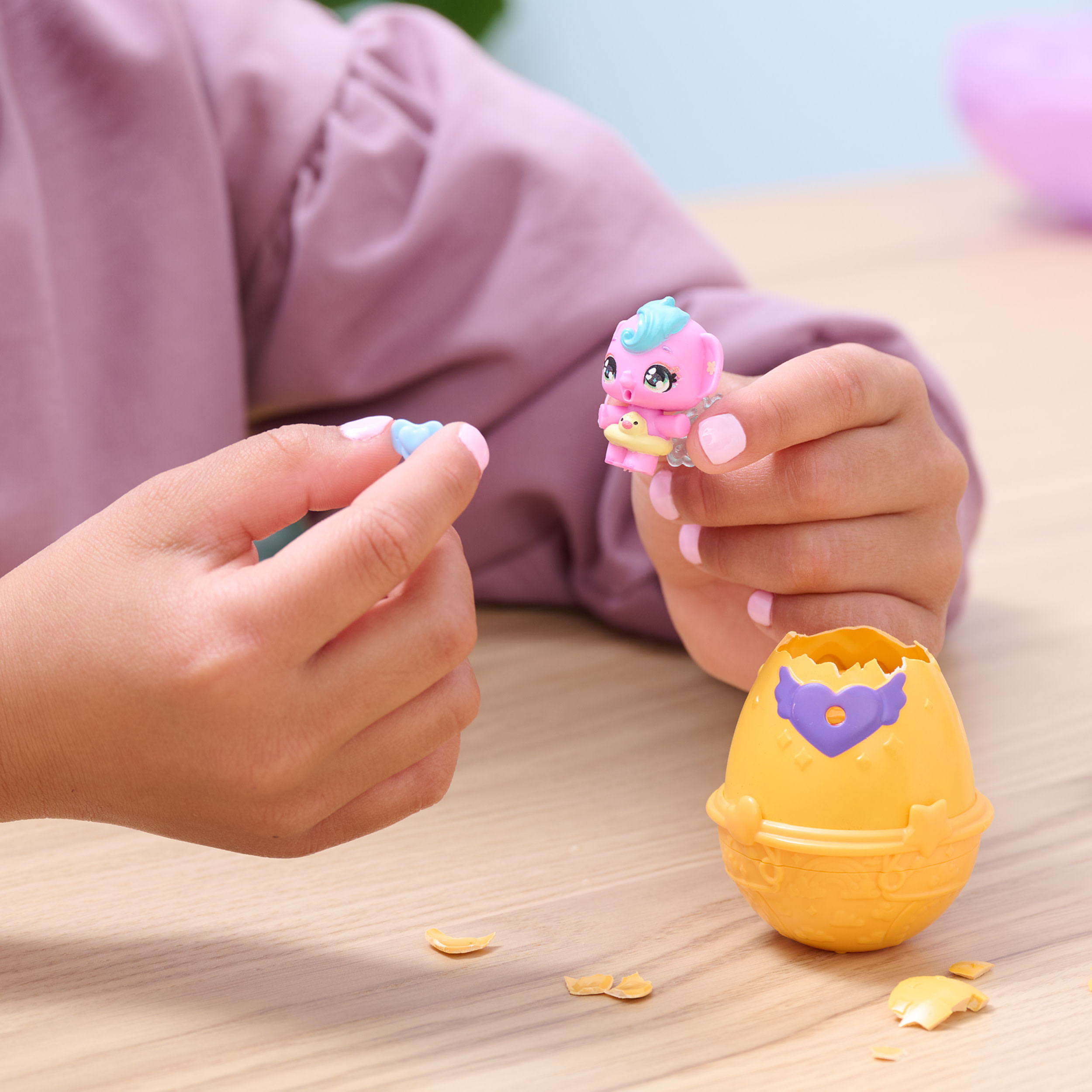 Hatchimals Alive, Confezione Singola con Mini Personaggi in Uova che si Schiudono con l'Acqua, Giocattoli per Bambine e Bambini, 3+ anni (i modelli possono variare)