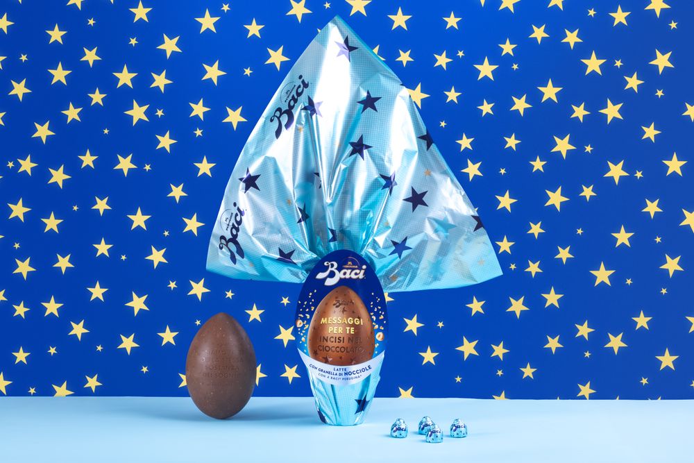 Uovo di Pasqua Cioccolato al Latte Messaggi Incisi con Nocciole e 4 Cioccolatini 310g