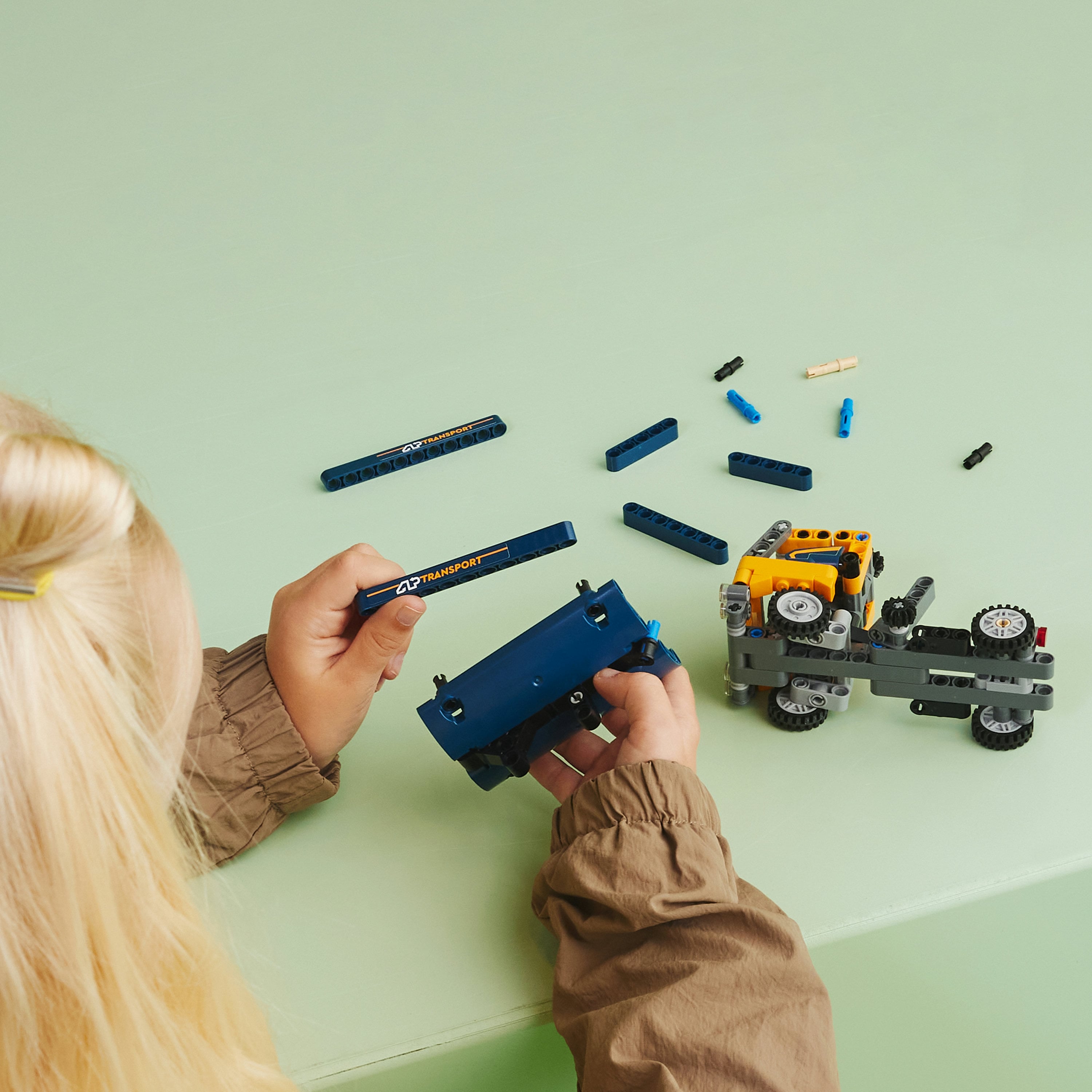 LEGO Technic 42147 Camion Ribaltabile, Set 2 in 1 con Camioncino ed Escavatore Giocattolo, Giochi per Bambini 7+, Idee Regalo