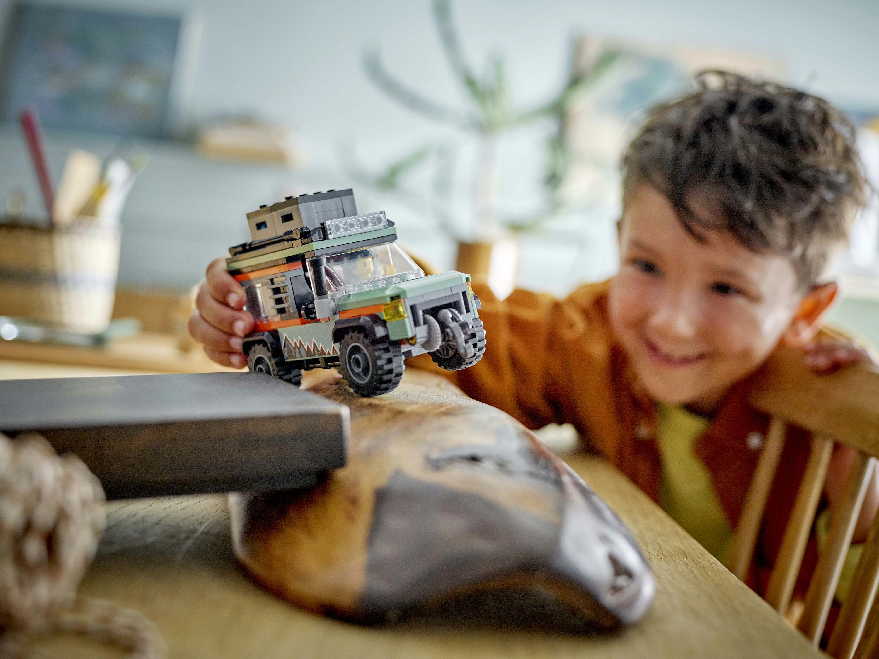 LEGO City 60447 Fuoristrada di Montagna 4x4 - Jeep Giocattolo da Costruire, Giochi per Bambini 6+ con 1 Minifigure e Accessori