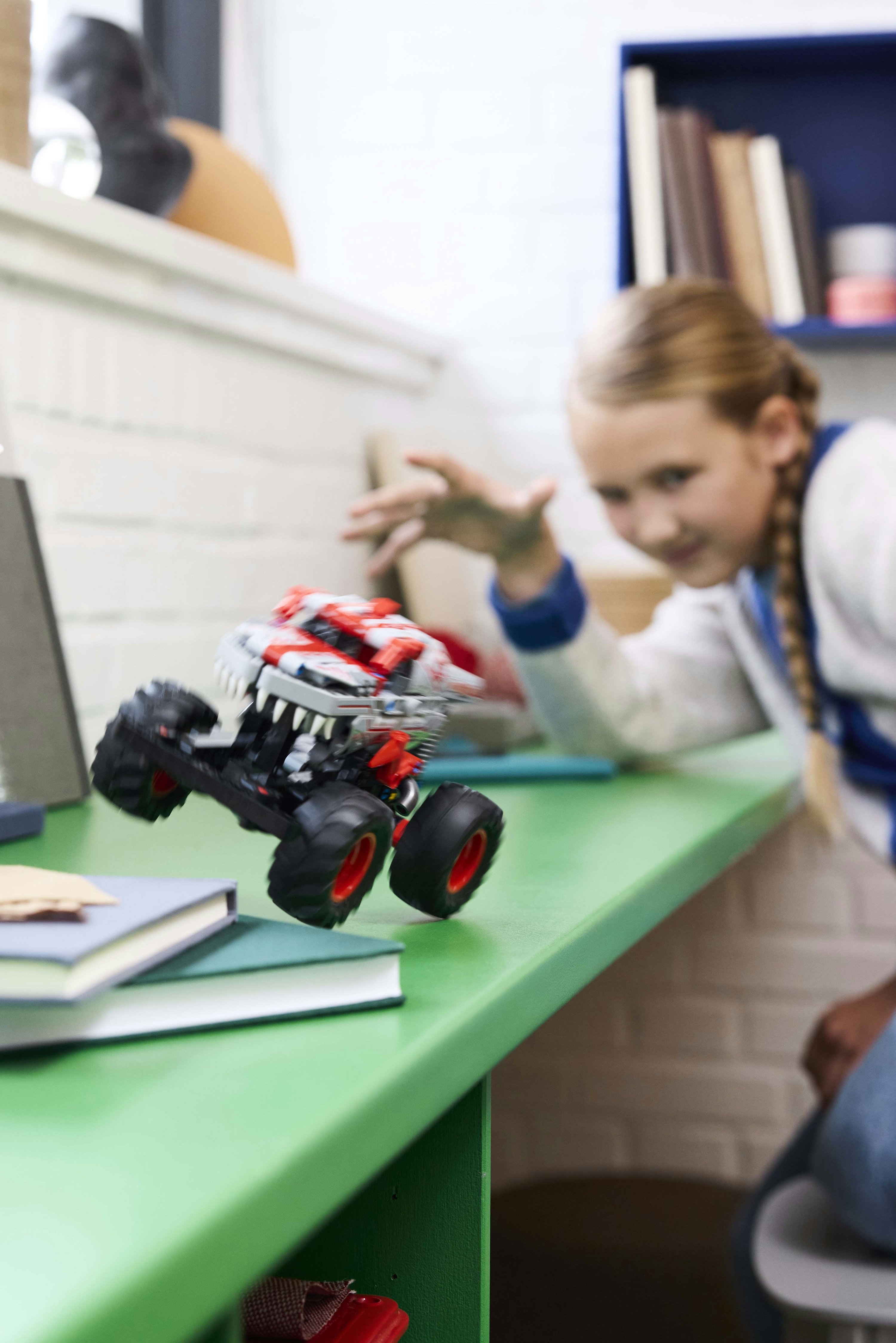 LEGO Technic 42200 Pull-Back ThunderROARus, Monster Truck Giocattolo da Costruire, Giochi Bambini 7+, Regalo Fan Monster Jam