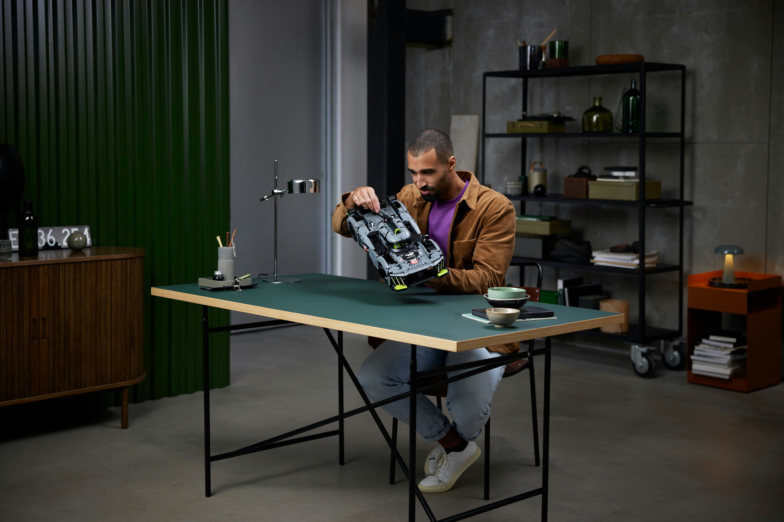 LEGO Technic PEUGEOT 9X8 24H Le Mans Hybrid Hypercar