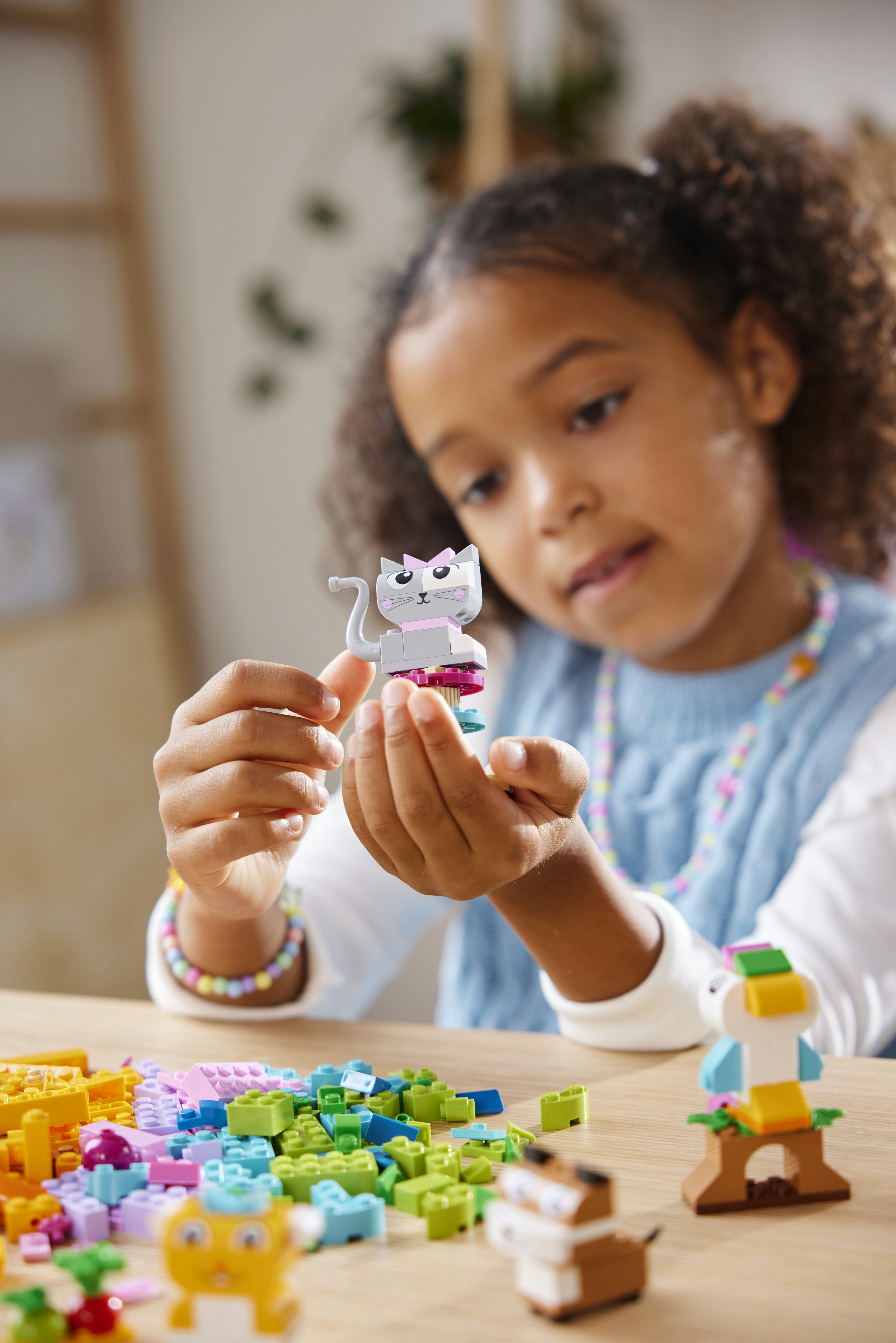 LEGO Classic 11034 Animali Domestici Creativi, Giocattolo per Bambine e Bambini 5+ per Costruire Cane, Gatto e Altri Animali