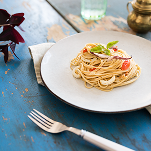 Spaghetti integrali con pesto alla genovese, calamari e pomodori