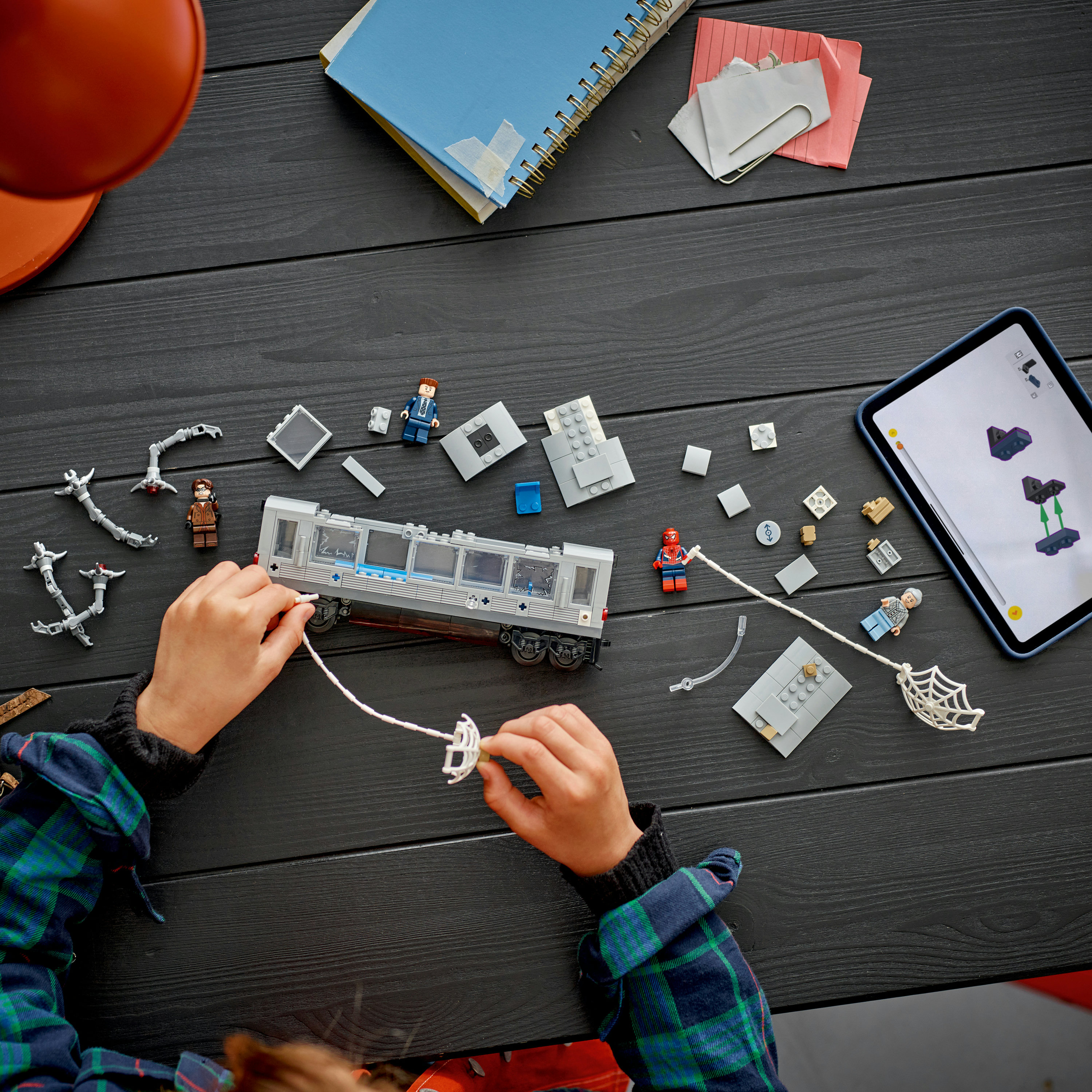 LEGO ǀ Marvel 76321 Spider-Man Contro Doc Ock: Duello sul Treno, Giocattolo con 4 Minifigure da Collezione, Idea Regalo 9+