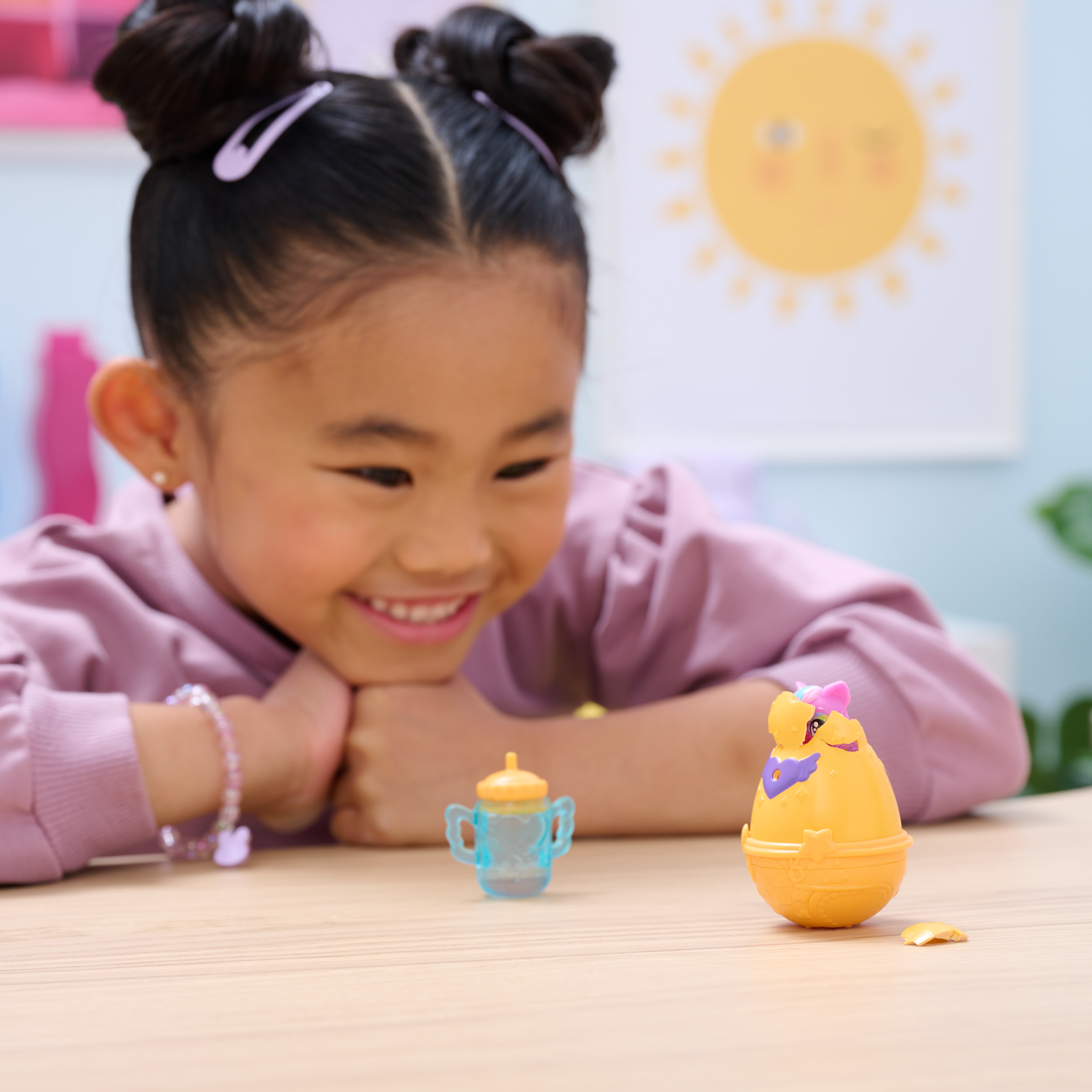 Hatchimals Alive, Confezione Singola con Mini Personaggi in Uova che si Schiudono con l'Acqua, Giocattoli per Bambine e Bambini, 3+ anni (i modelli possono variare)