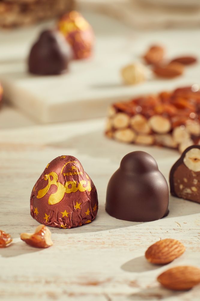 Uovo di Pasqua Cioccolato Caramellato alle Mandorle con Sorpresa e 4 Cioccolatini 265g