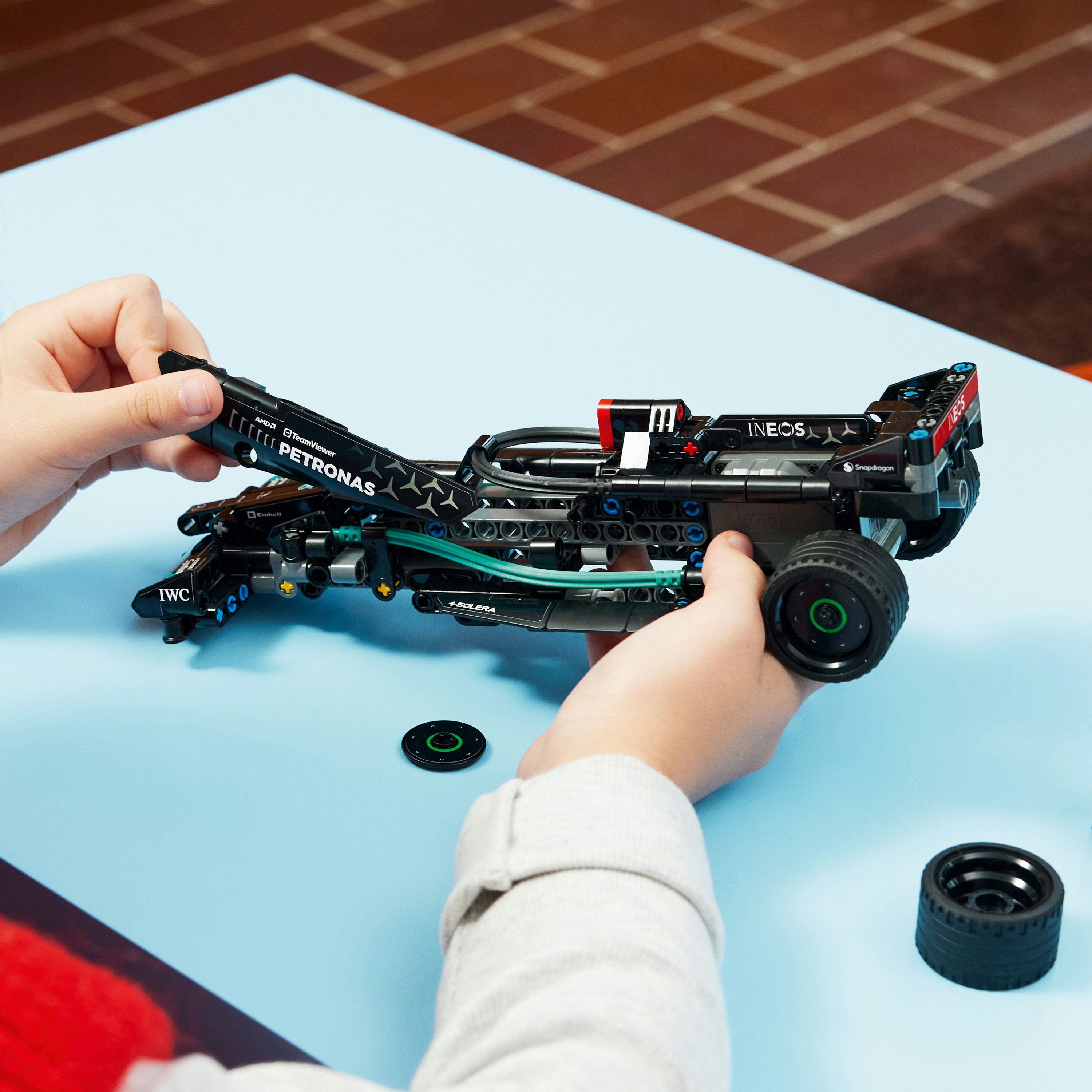 LEGO Technic 42165 Mercedes-AMG F1 W14 E Performance Pull-Back, Macchina Giocattolo da Costruire, Gioco Creativo per Bambini 7+