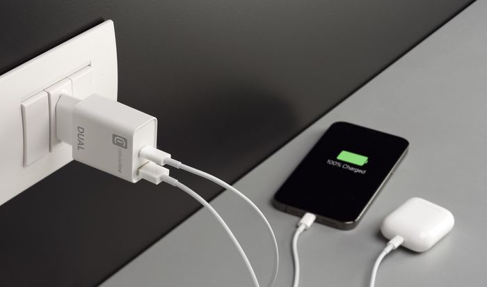 Cellularline Dual Charger - iPhone 8 or later Caricabatterie da rete con 2 porte USB e USB-C per la carica simultanea di due dispositivi Apple