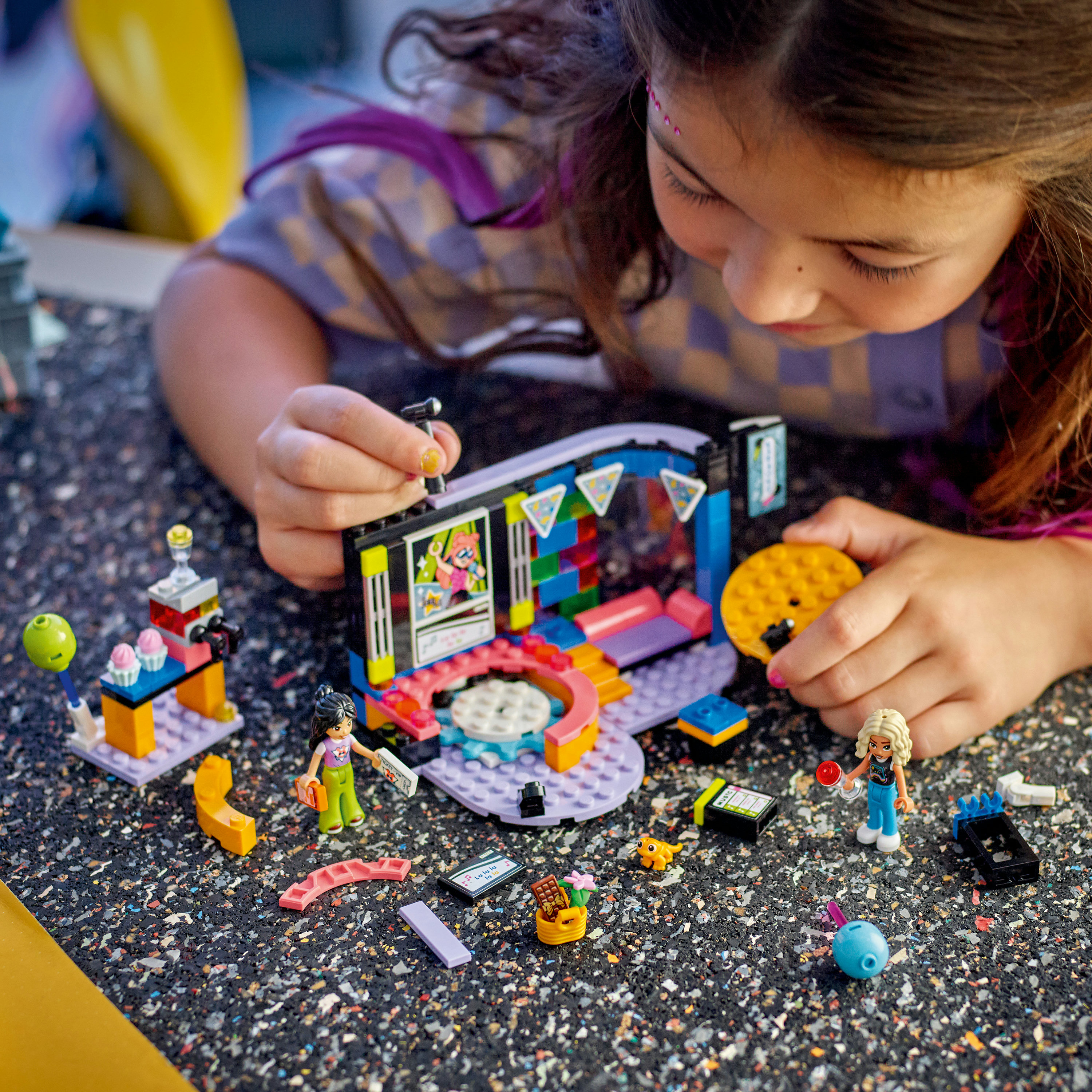 LEGO Friends 42610 Karaoke Party, Giochi Musicali per Bambini di 6+ Anni con Palco Girevole e 2 Mini Bamboline di Liann e Nova