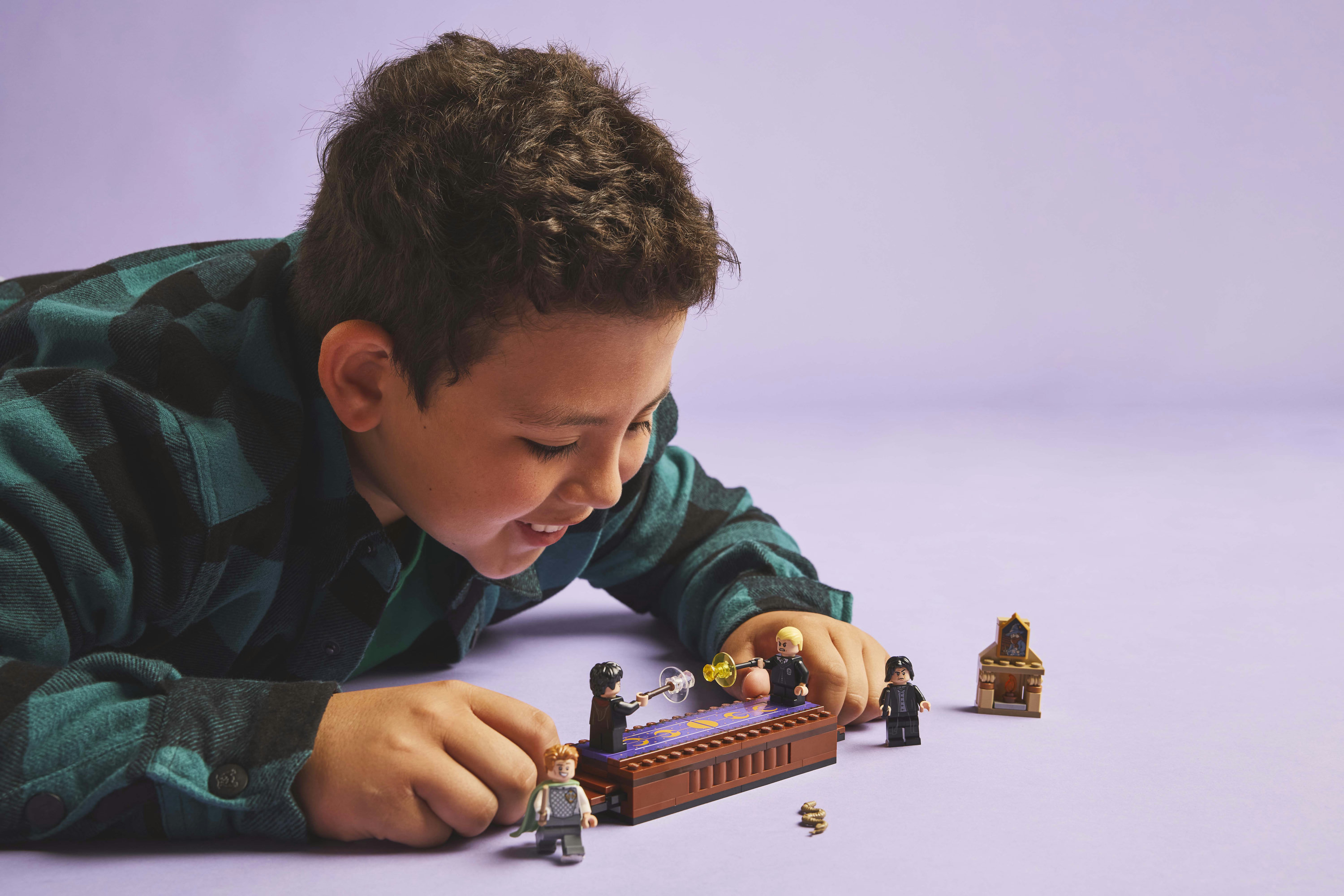 LEGO Harry Potter Castello di Hogwarts Club dei Duellanti con Funzione di Ribaltamento e 4 Minifigure, Regalo per Bambini 8+