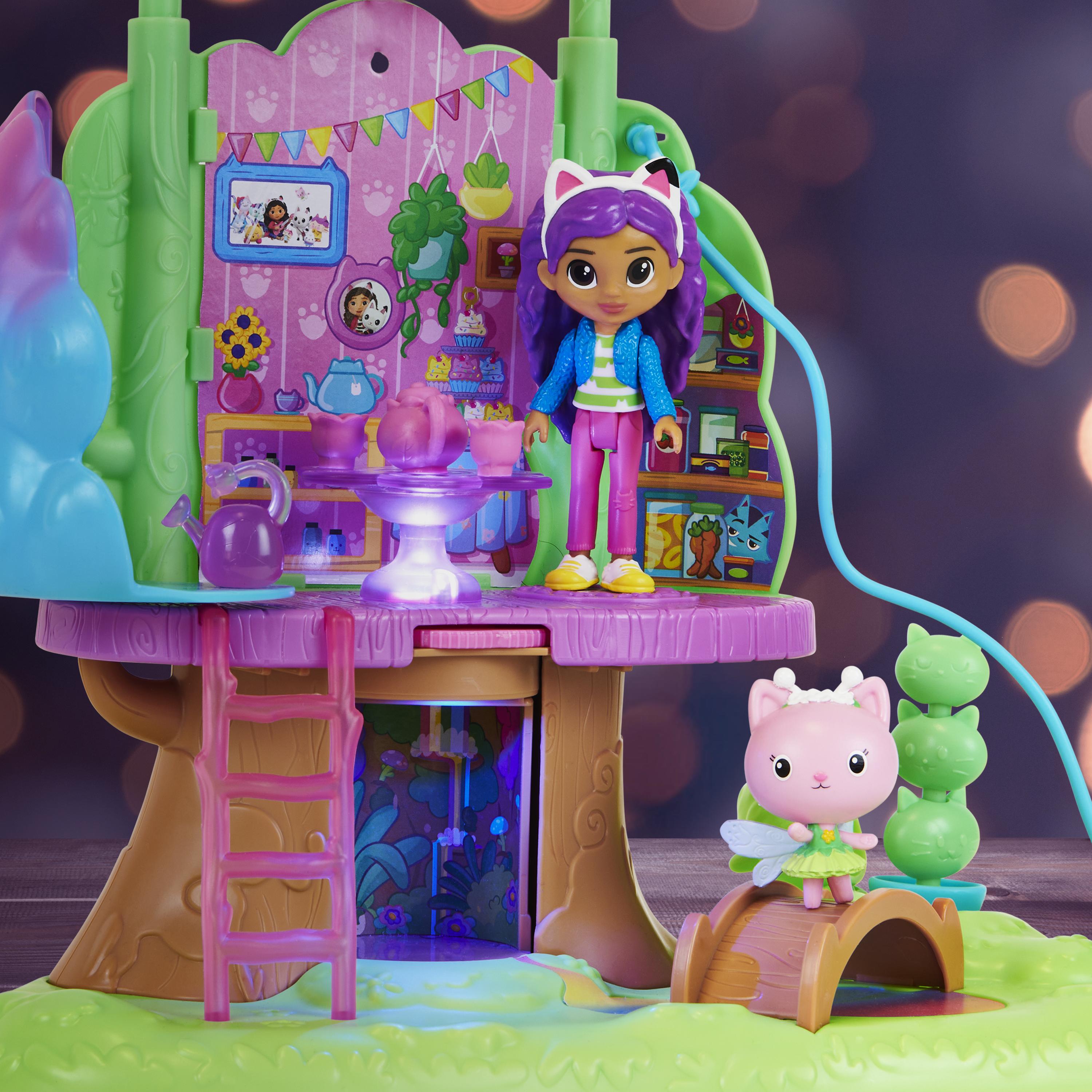 Gabby's Dollhouse , set di gioco trasformabile Garden Treehouse con luci, 2 personaggi, 5 accessori, 1 scatola con sorpresa, 3 mobili, giocattoli per bambini dai 3 anni in su