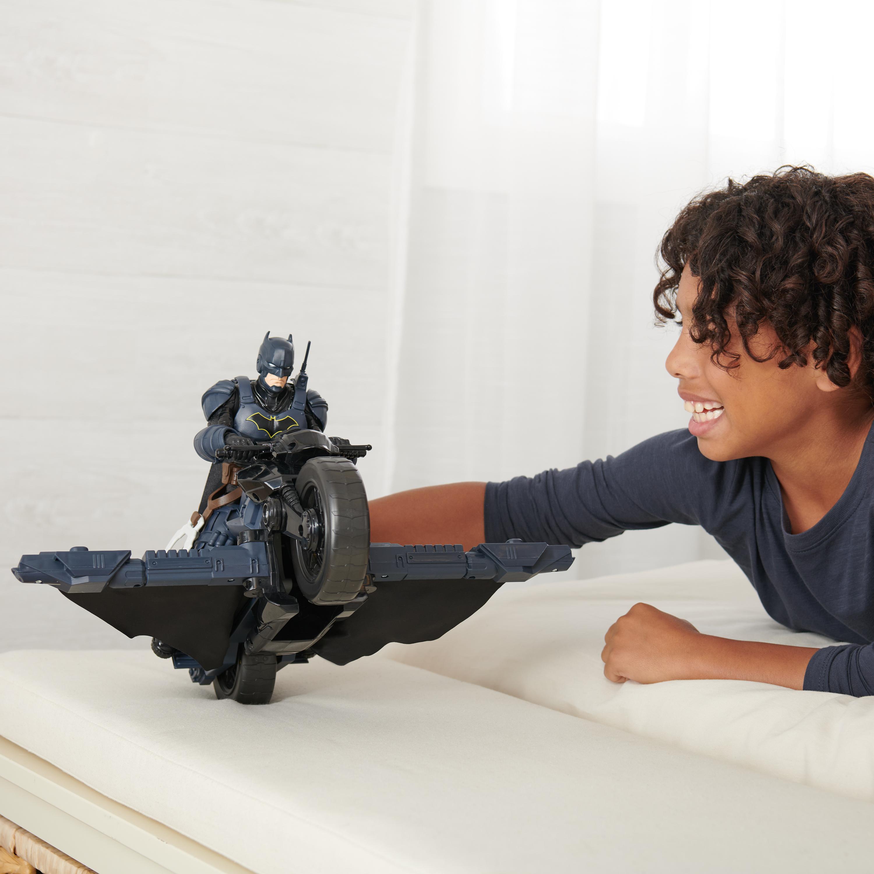 DC Comics , Veicolo Batman Adventures 2 in 1, Batcycle Trasformabile, Macchina Batman Compatibile con Tutte le Action Figure Batman, Batmobile Trasformabile, Giochi per Bambini e Bambine, 4+ Anni