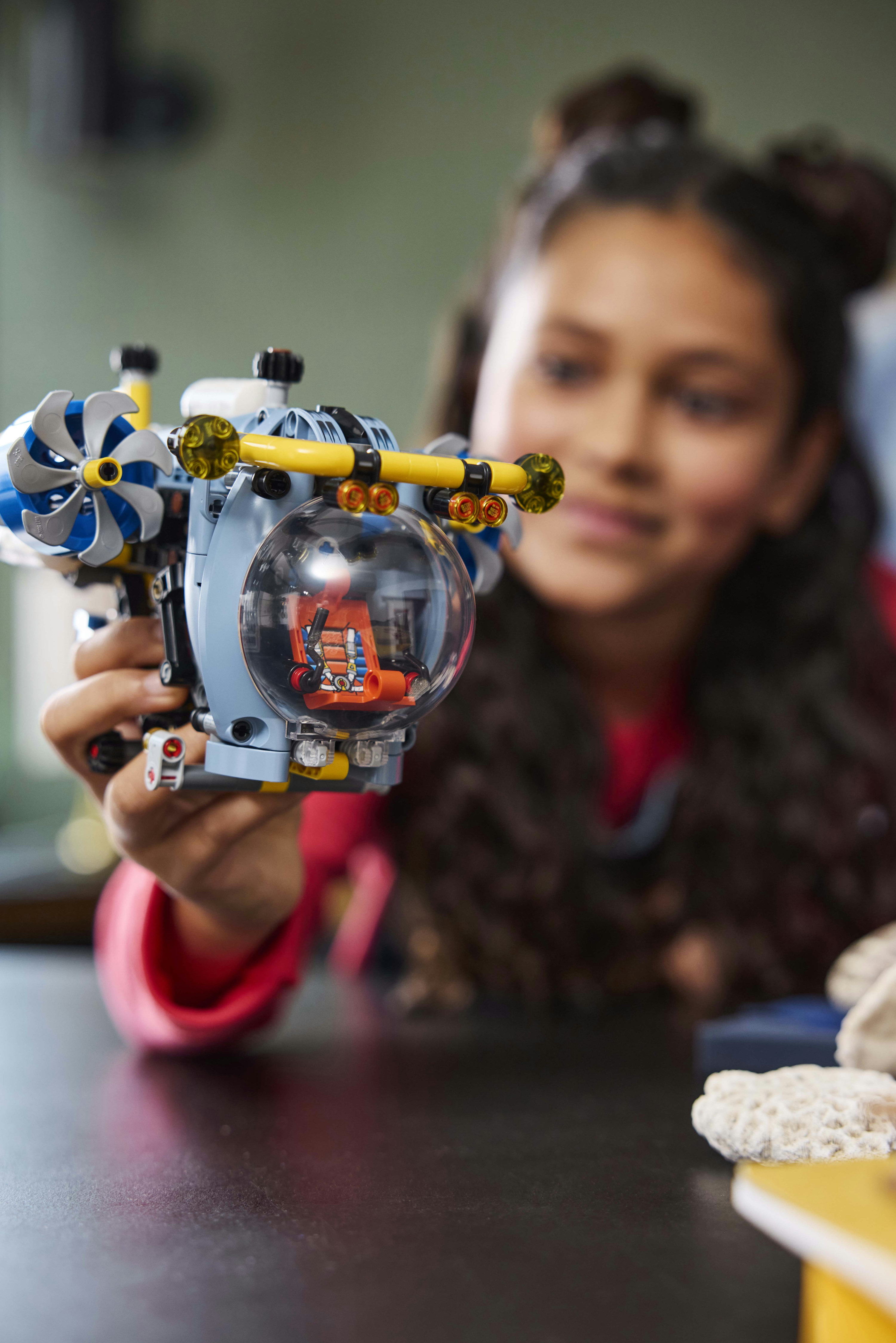 LEGO Technic 42201 Sottomarino per Esplorazioni Abissali, Giocattolo con Eliche Mobili e Cabina Apribile, Giochi Bambini 9+