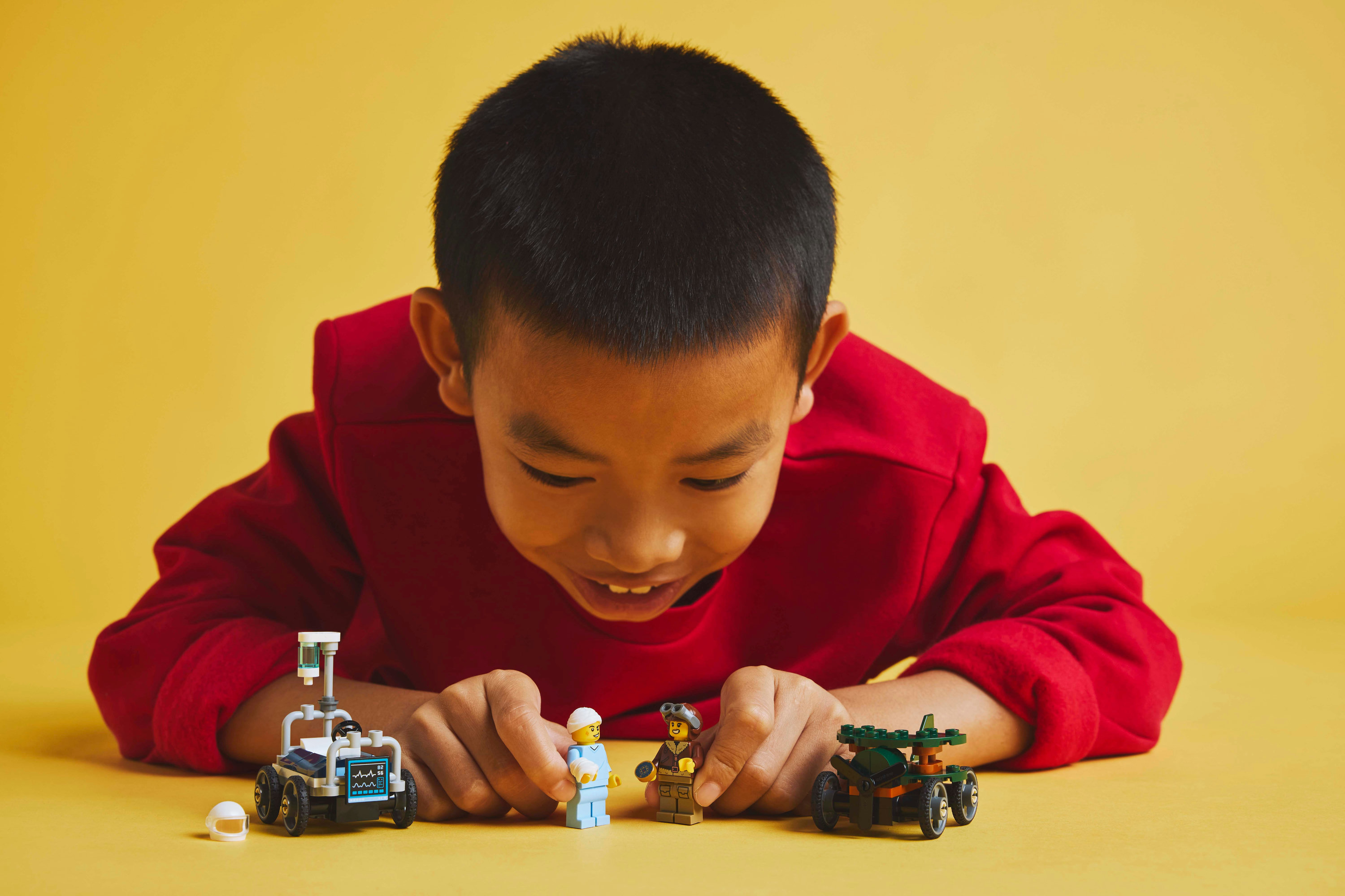 LEGO City Pack veicoli da corsa: aereo contro letto d&rsquo;ospedale