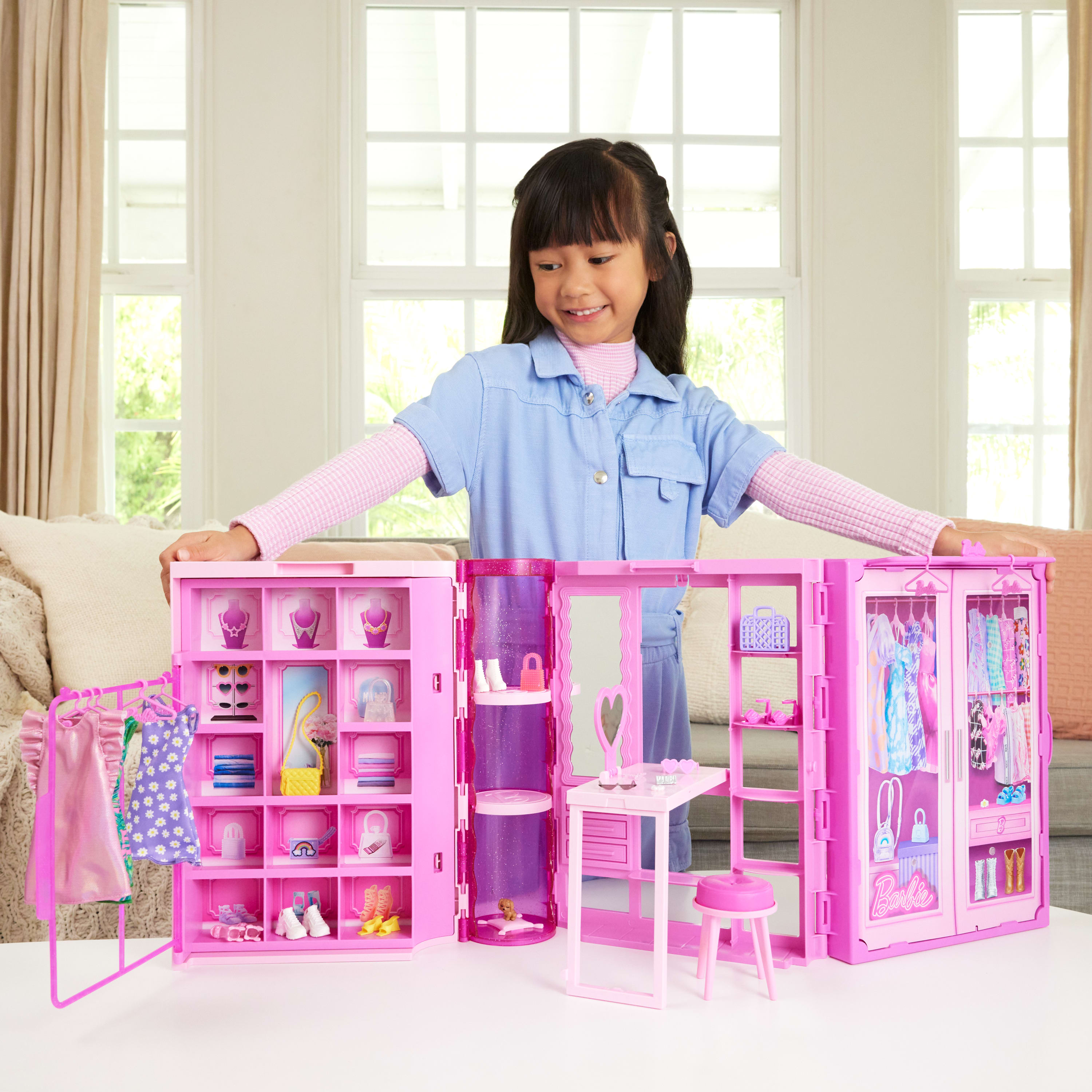 Barbie Armadio Dei Sogni Di Playset Giocattolo Con Bambola Alla Moda, Vestiti E Accessori, Larghezza Di 91 Cm Con Oltre 25 Pezzi