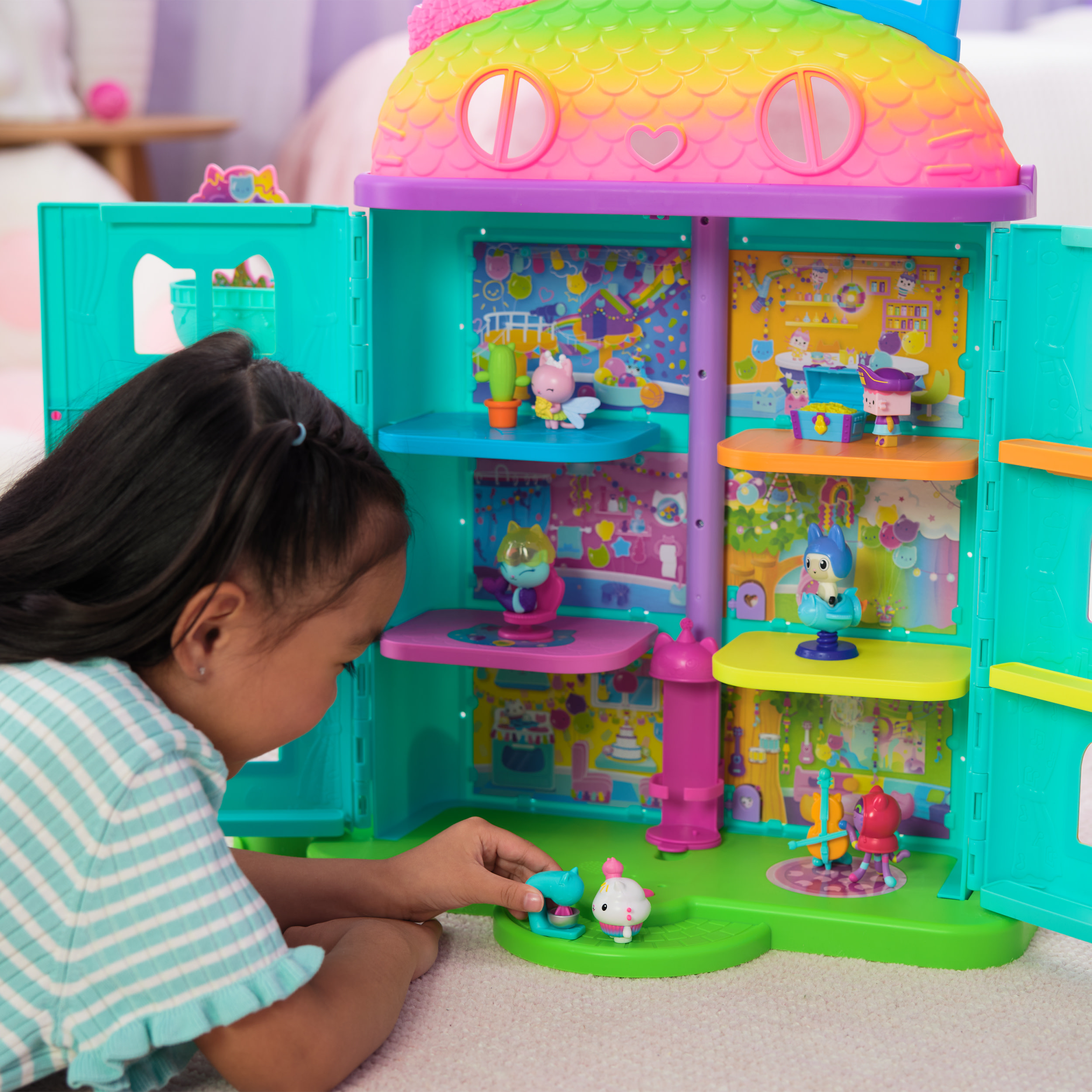 Gabby's Dollhouse , Baby Box Cat e scrigno del tesoro, set con personaggio e accessorio per la casa delle bambole, giocattoli per bambine e bambini dai 3 anni in su