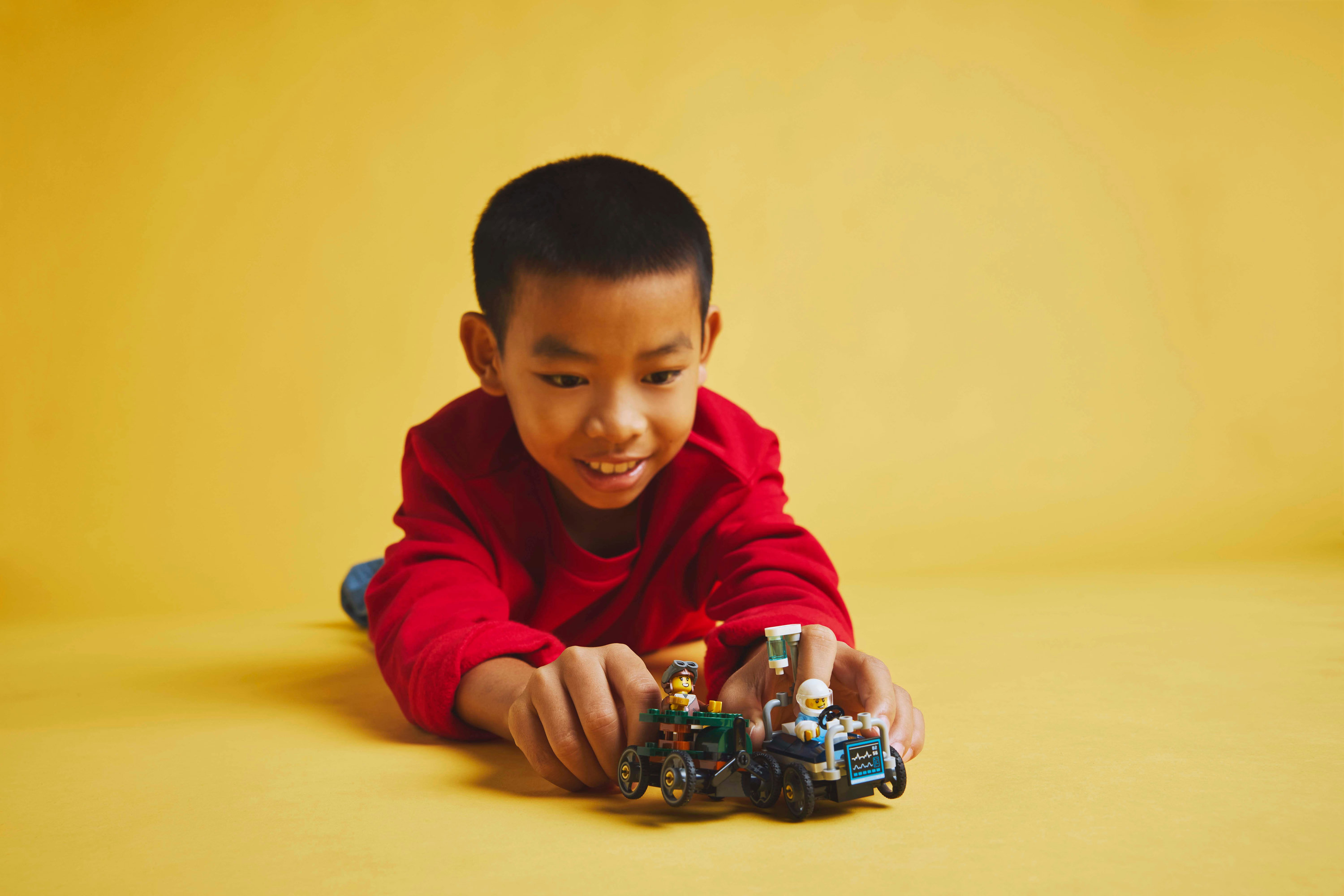 LEGO City Pack veicoli da corsa: aereo contro letto d&rsquo;ospedale