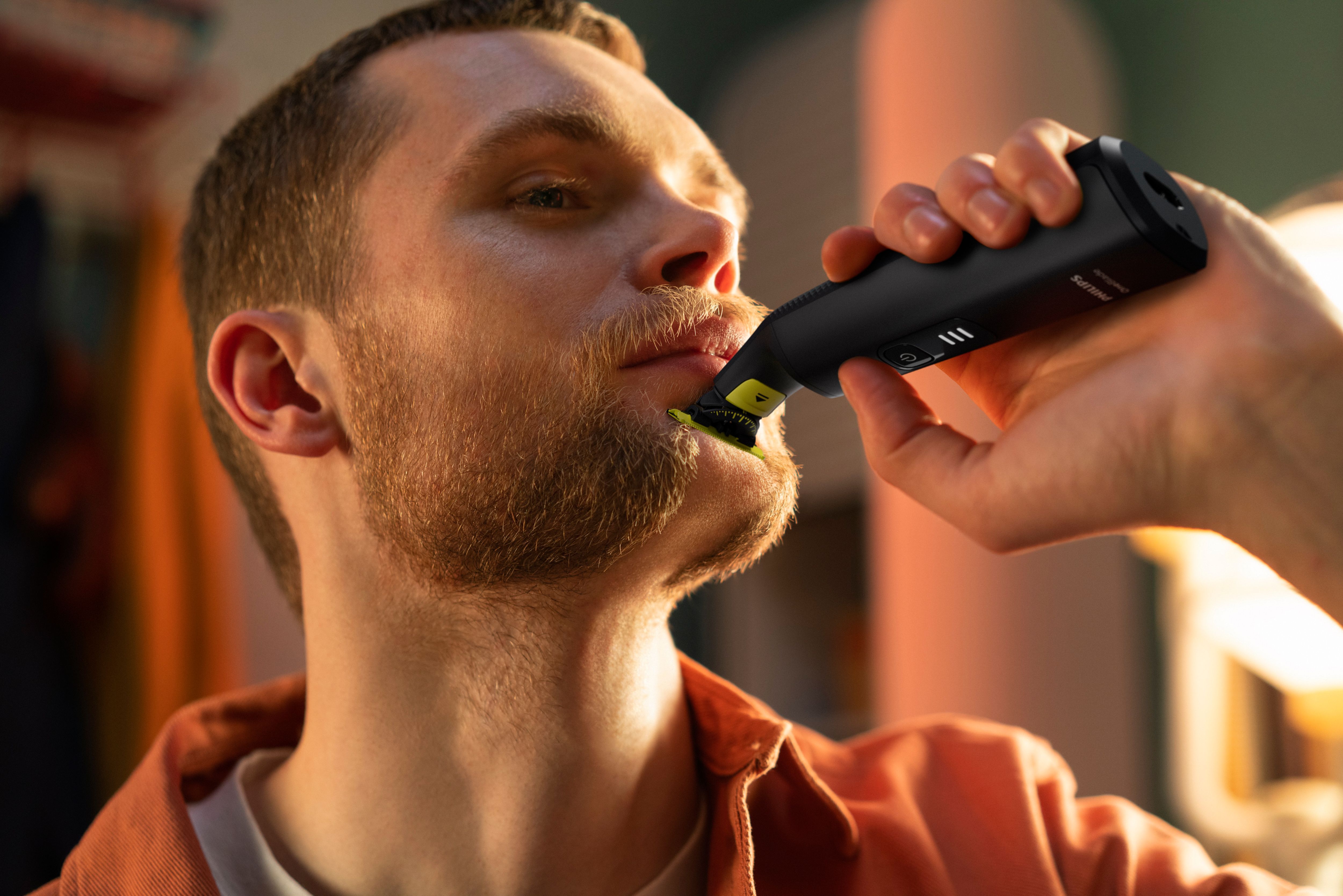 Philips OneBlade Pro 360 Face & Body Rasoio, Regolabarba e Rifinitore con Pettine di Precisione Regolabile 14 Lunghezze QP6541/15