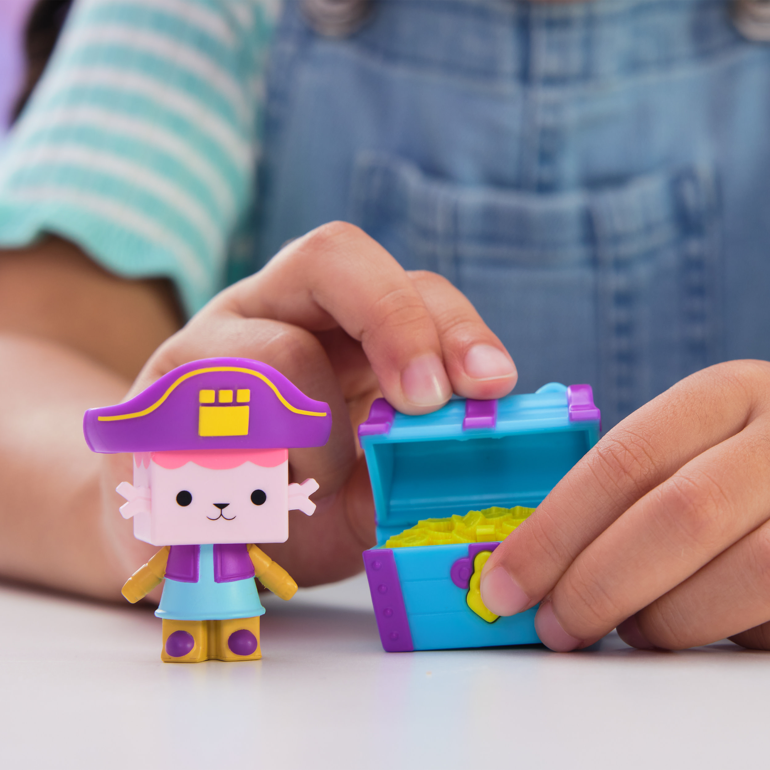 Gabby's Dollhouse , Baby Box Cat e scrigno del tesoro, set con personaggio e accessorio per la casa delle bambole, giocattoli per bambine e bambini dai 3 anni in su