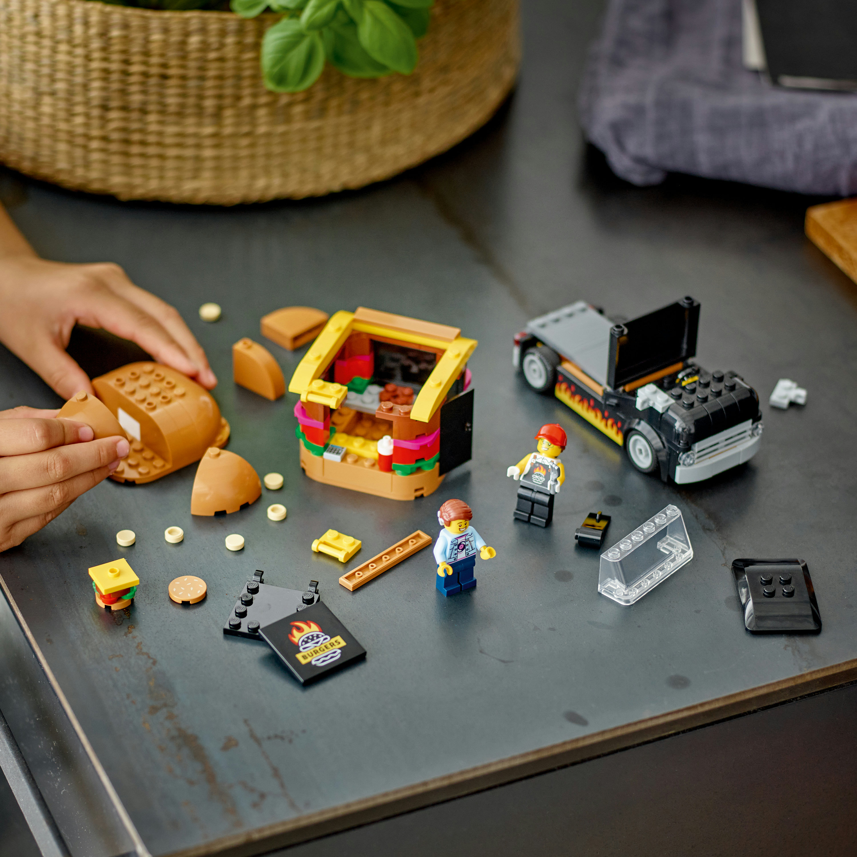 LEGO City 60404 Furgone degli Hamburger Giocattolo, Veicolo per Bambini da 5+, Camion Food Truck con Accessori e 2 Minifigure
