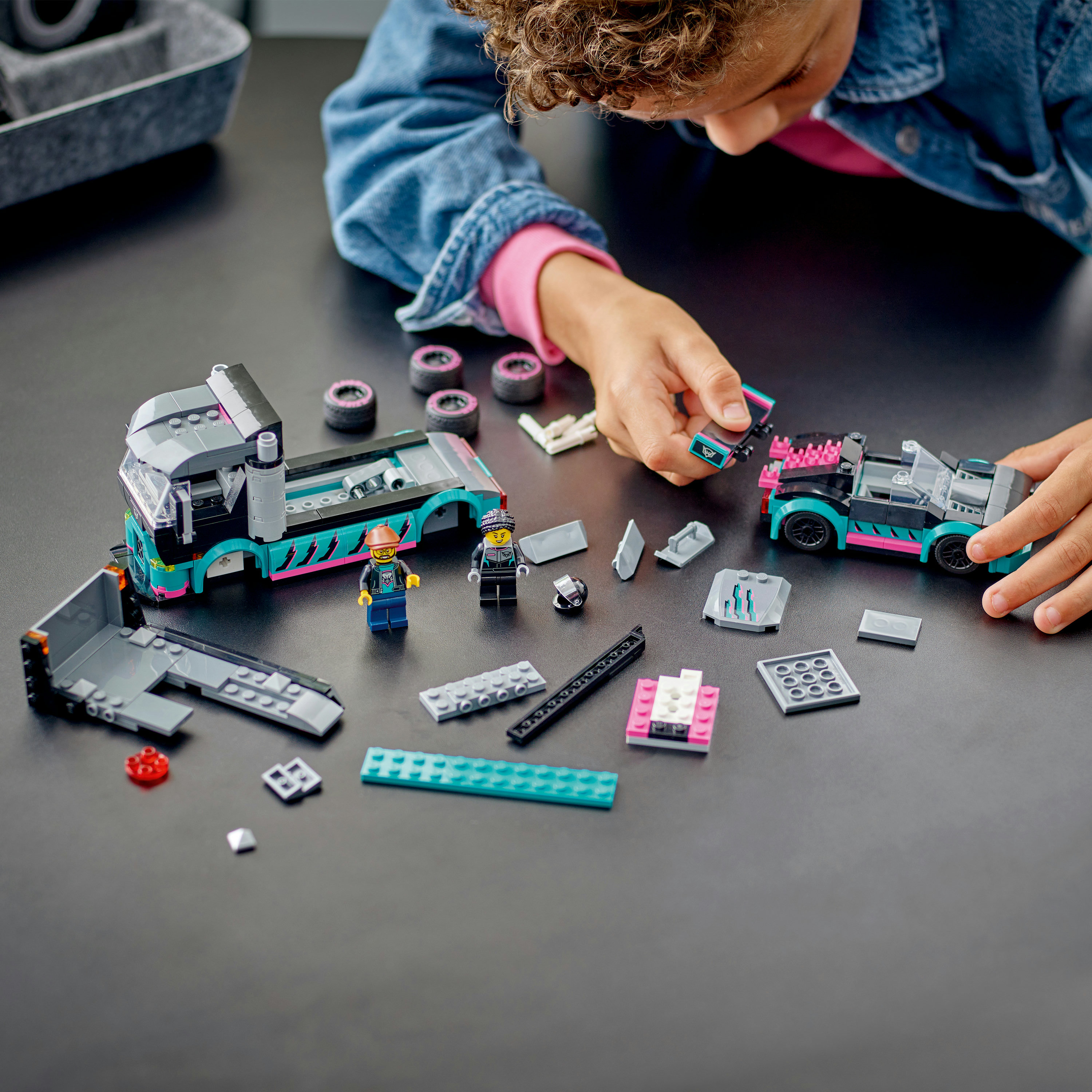 LEGO City 60406 Auto da Corsa e Trasportatore, Macchina e Camion Giocattolo per Bambini di 6+, Veicolo con Rampa Funzionante