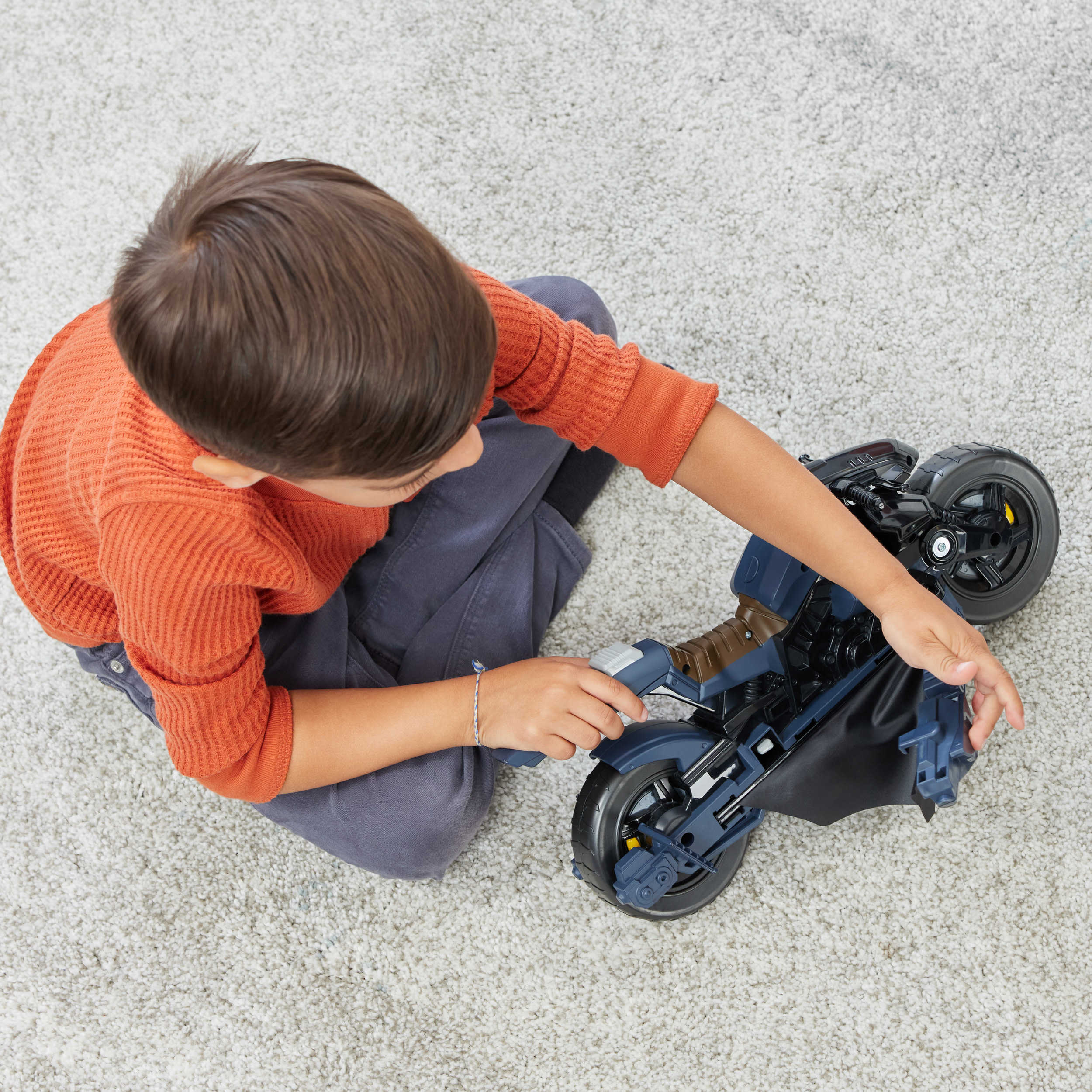 DC Comics , Veicolo Batman Adventures 2 in 1, Batcycle Trasformabile, Macchina Batman Compatibile con Tutte le Action Figure Batman, Batmobile Trasformabile, Giochi per Bambini e Bambine, 4+ Anni