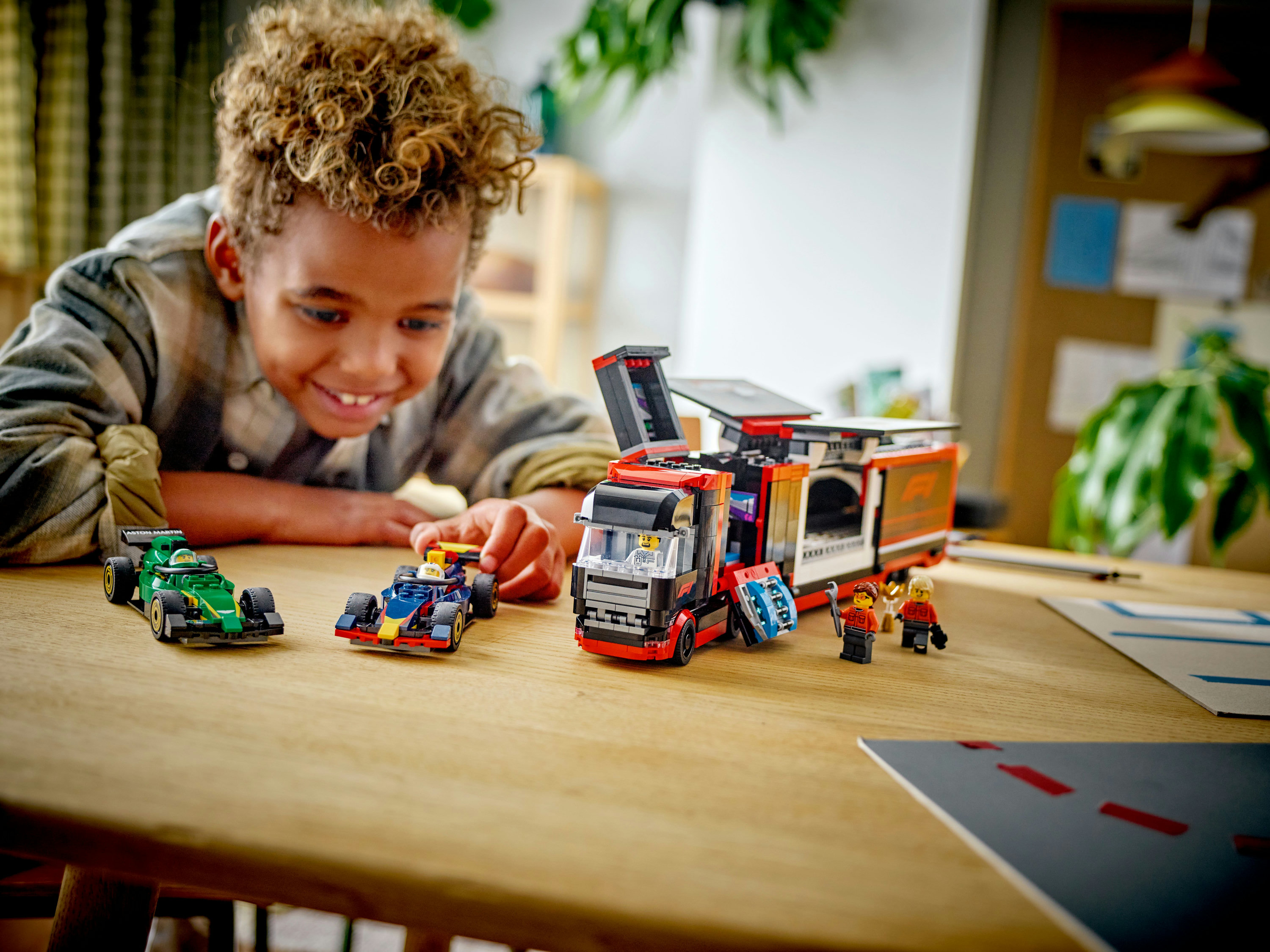 LEGO City Autotrasportatore F1® con monoposto RB20 e AMR24 F1®