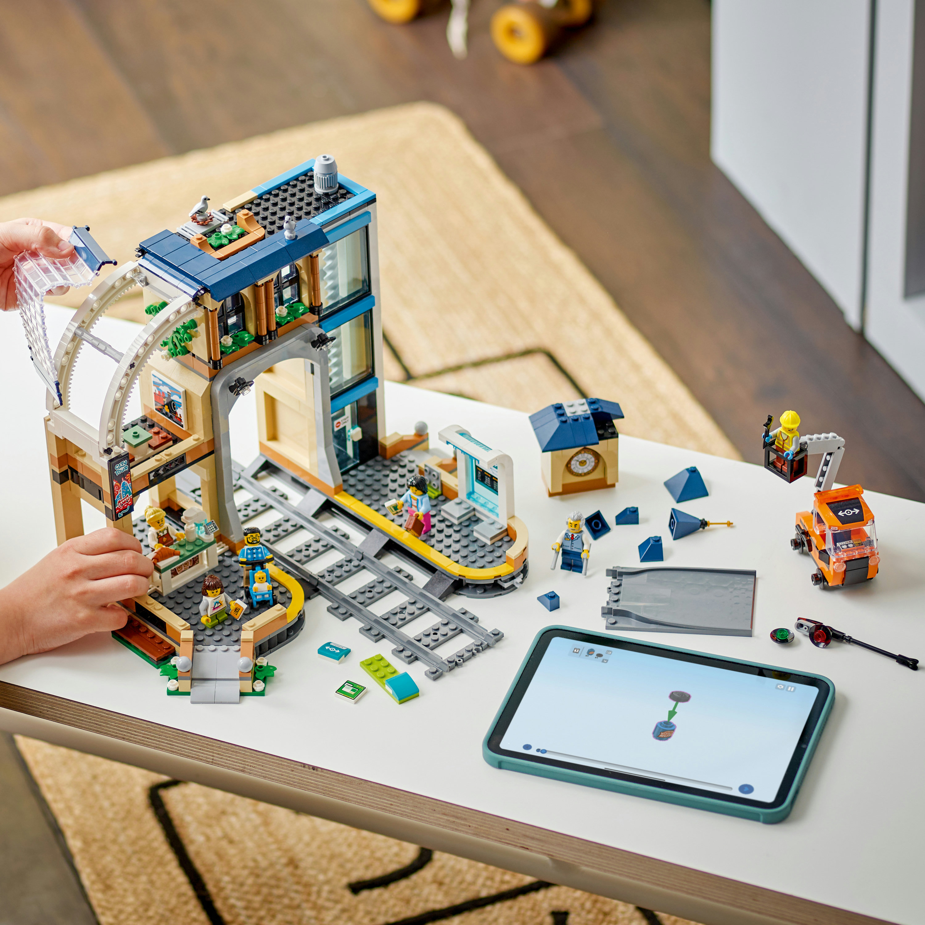 LEGO City 60469 Stazione Centrale con Veicolo Giocattolo, Ascensore, Biglietteria e 2 Piattaforme per Bambini e Bambine da 7+