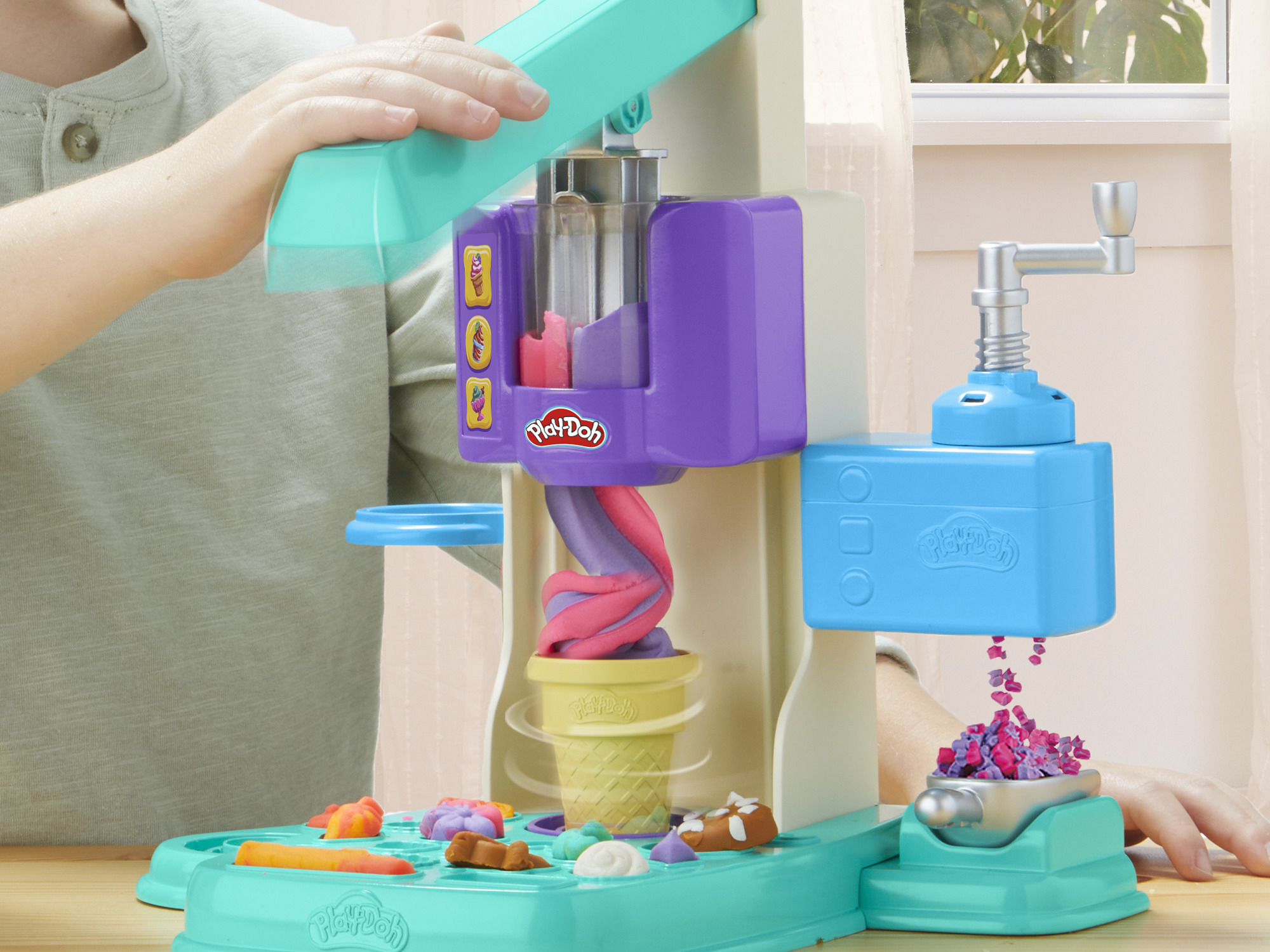 Play-Doh Gelateria Arcobaleno, playset con accessori e vasetti per creare gelati