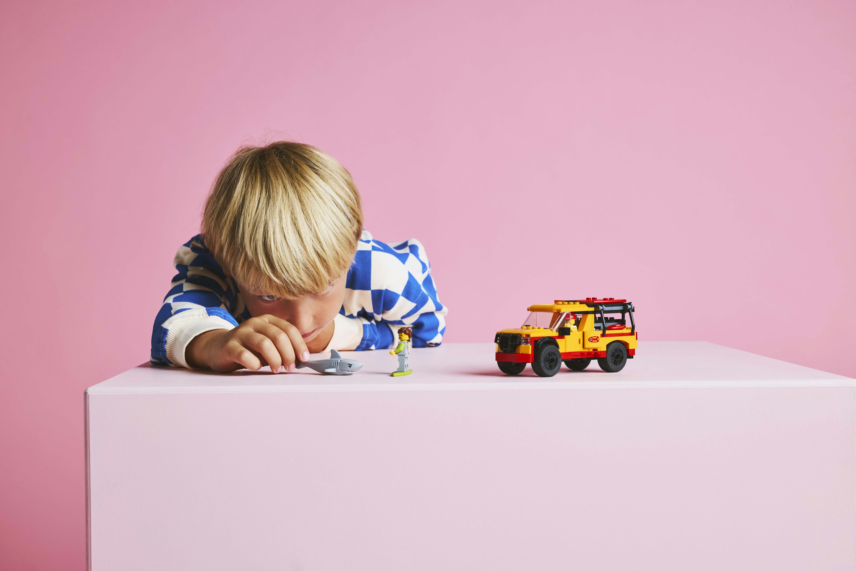 LEGO City 60453 Fuoristrada di Soccorso del Bagnino, Jeep Giocattolo da Costruire con 2 Minifigure e Squalo, Giochi Bambini 6+