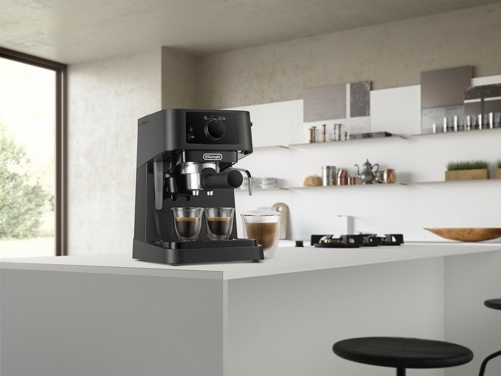 De&rsquo;Longhi STILOSA EC235.BK Macchina da Caff&egrave; Manuale Espresso e Cappuccino, Compatibile con Polvere o Cialde E.S.E., Spegnimento Automatico, Serbatoio Estraibile da 1L, Potenza 1100W, Nero