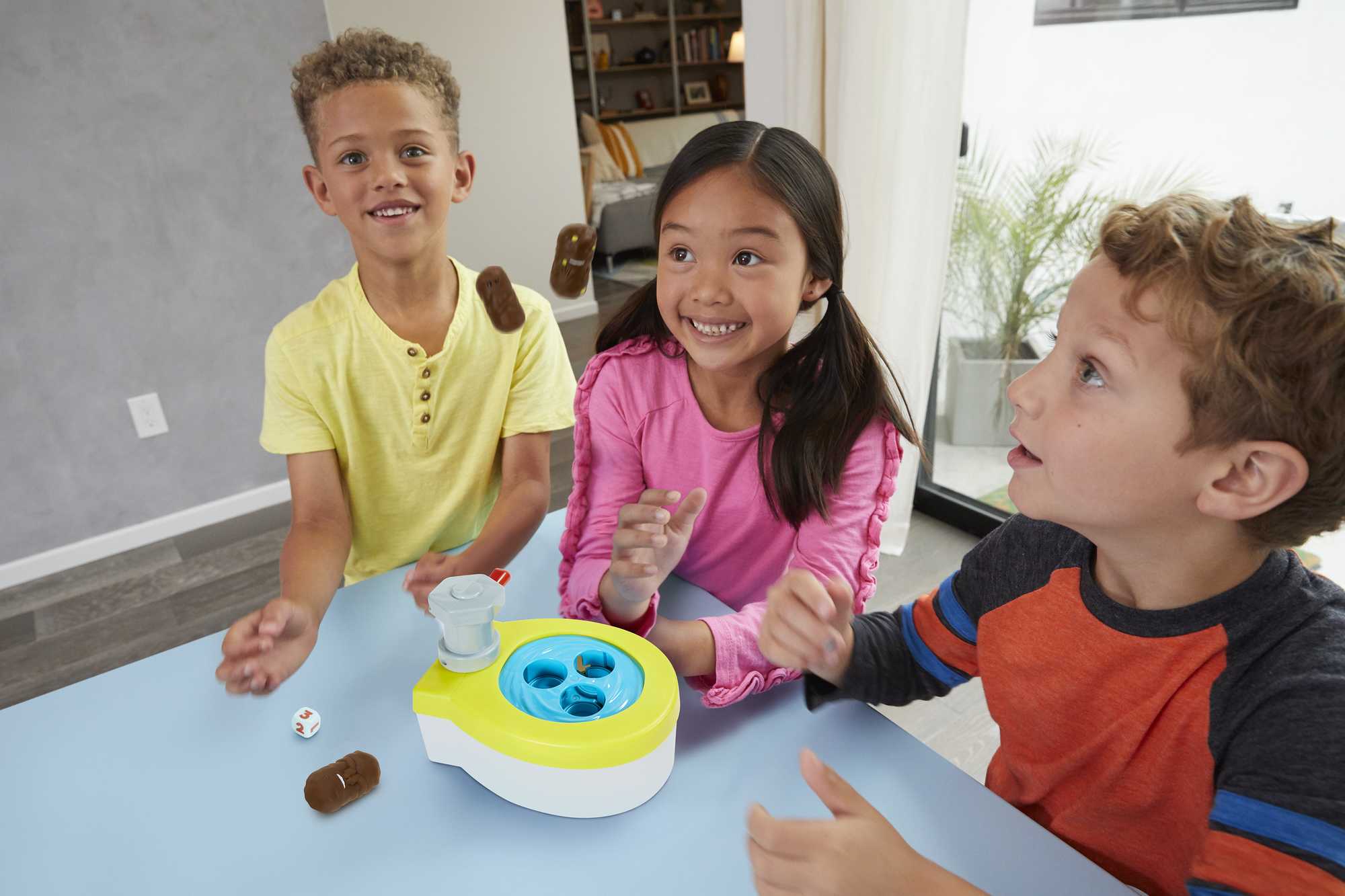 Games ​Acchiappa la Cacca Turbo, gioco per bambini con water giocattolo, 3 pezzi di cacca, 1 dado e istruzioni;, Giocattolo per Bambini 5+ Anni