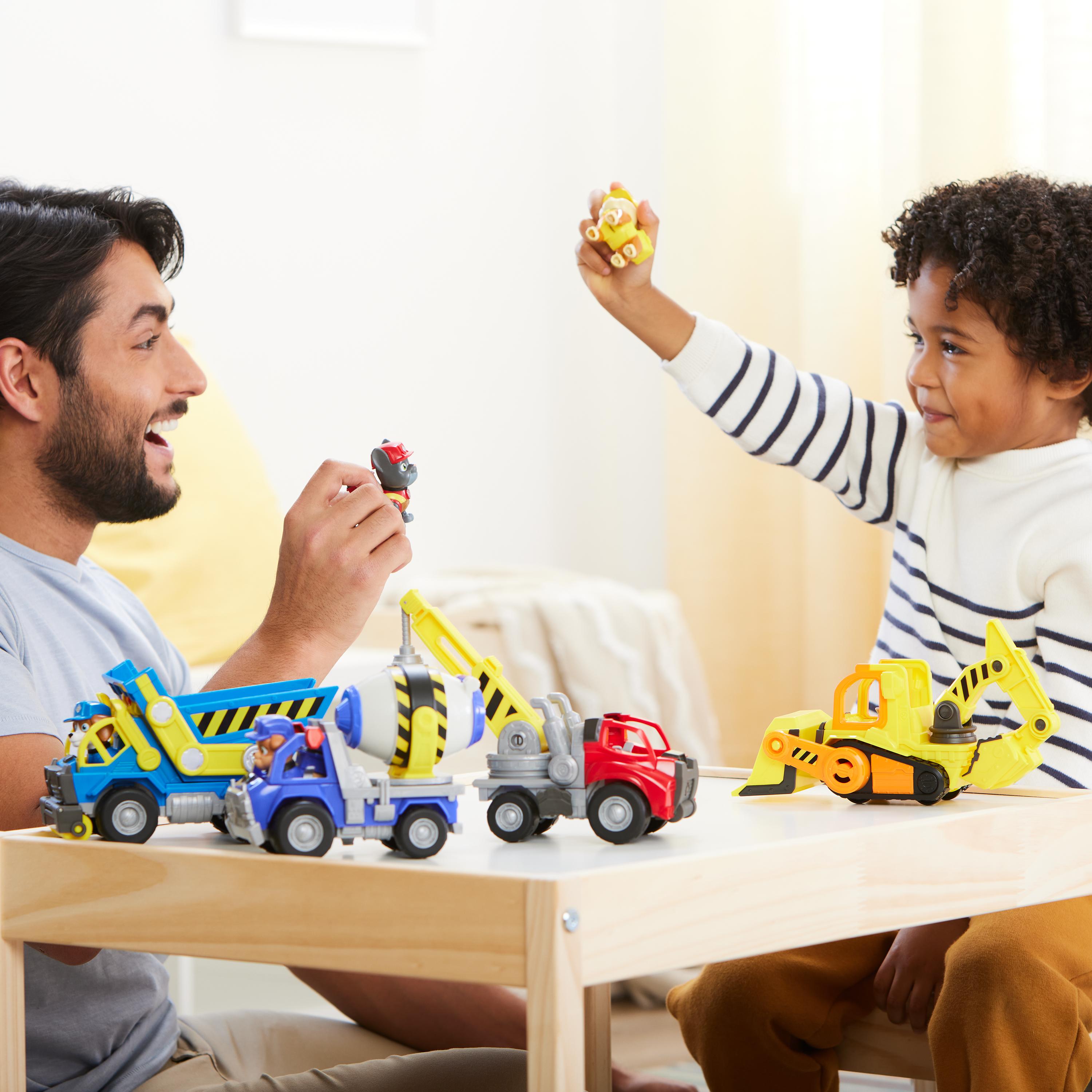 Rubble & Crew , camion giocattolo Charger's Crane Grabber con parti mobili e action figure da collezione, giocattoli per bambini dai 3 anni in su