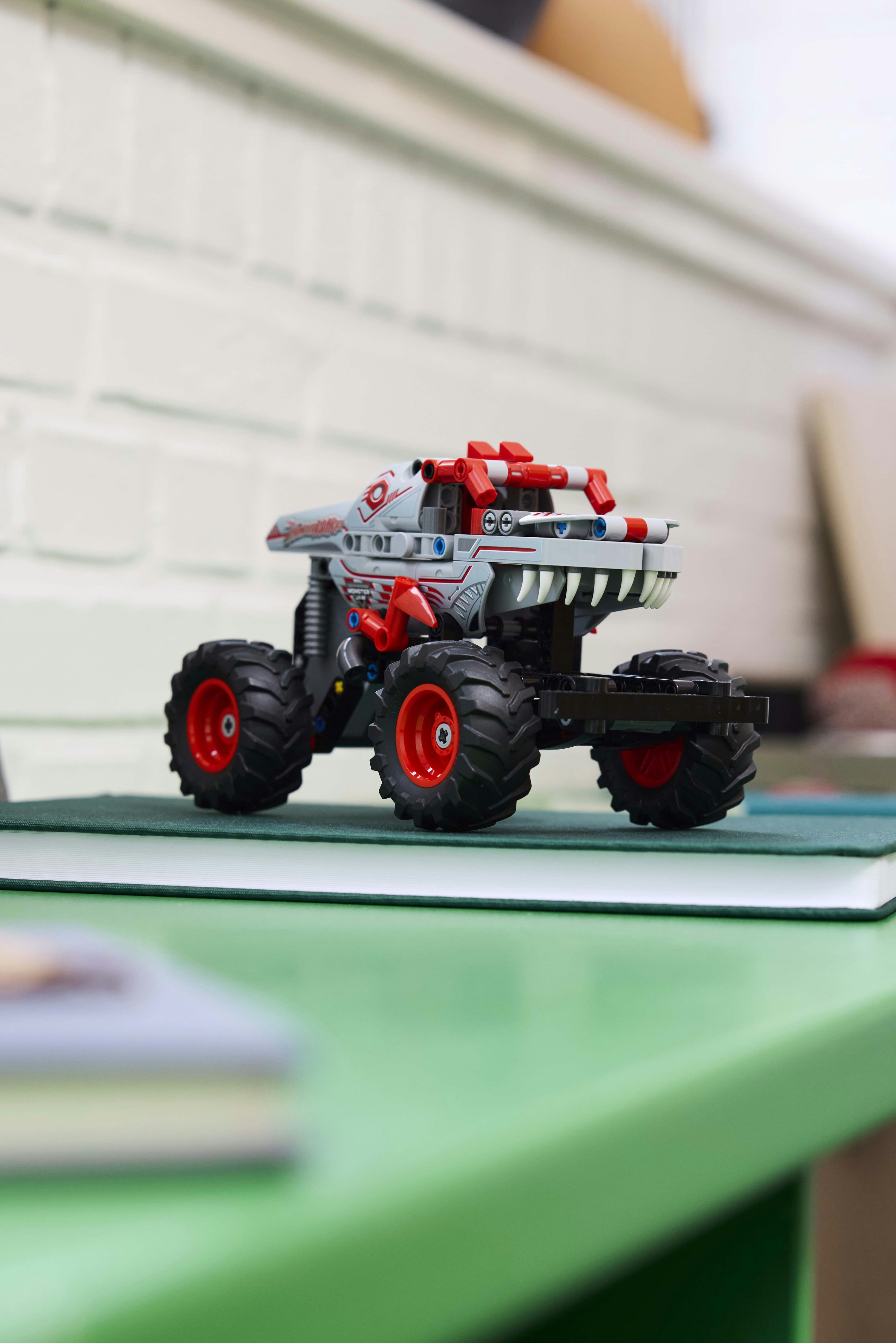 LEGO Technic 42200 Pull-Back ThunderROARus, Monster Truck Giocattolo da Costruire, Giochi Bambini 7+, Regalo Fan Monster Jam