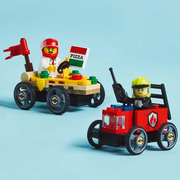 LEGO City Pack veicoli da corsa: pizzaiolo contro pompiere