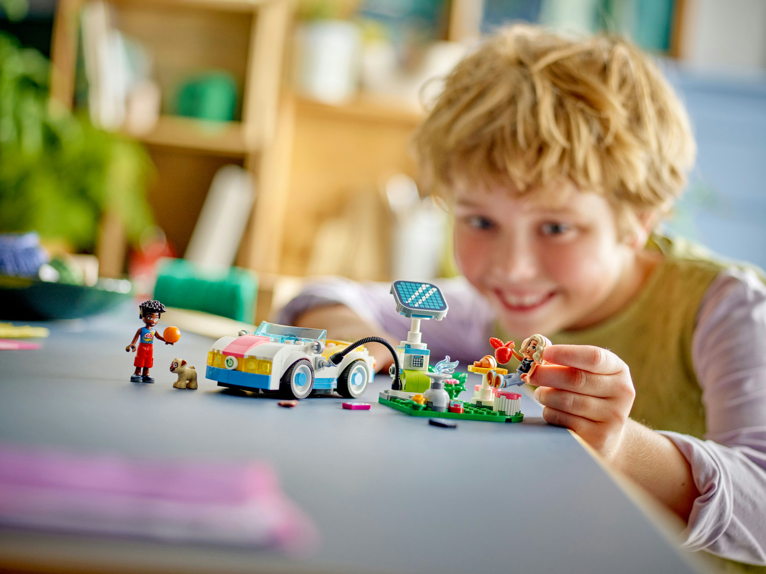 LEGO Friends Auto elettrica e caricabatterie