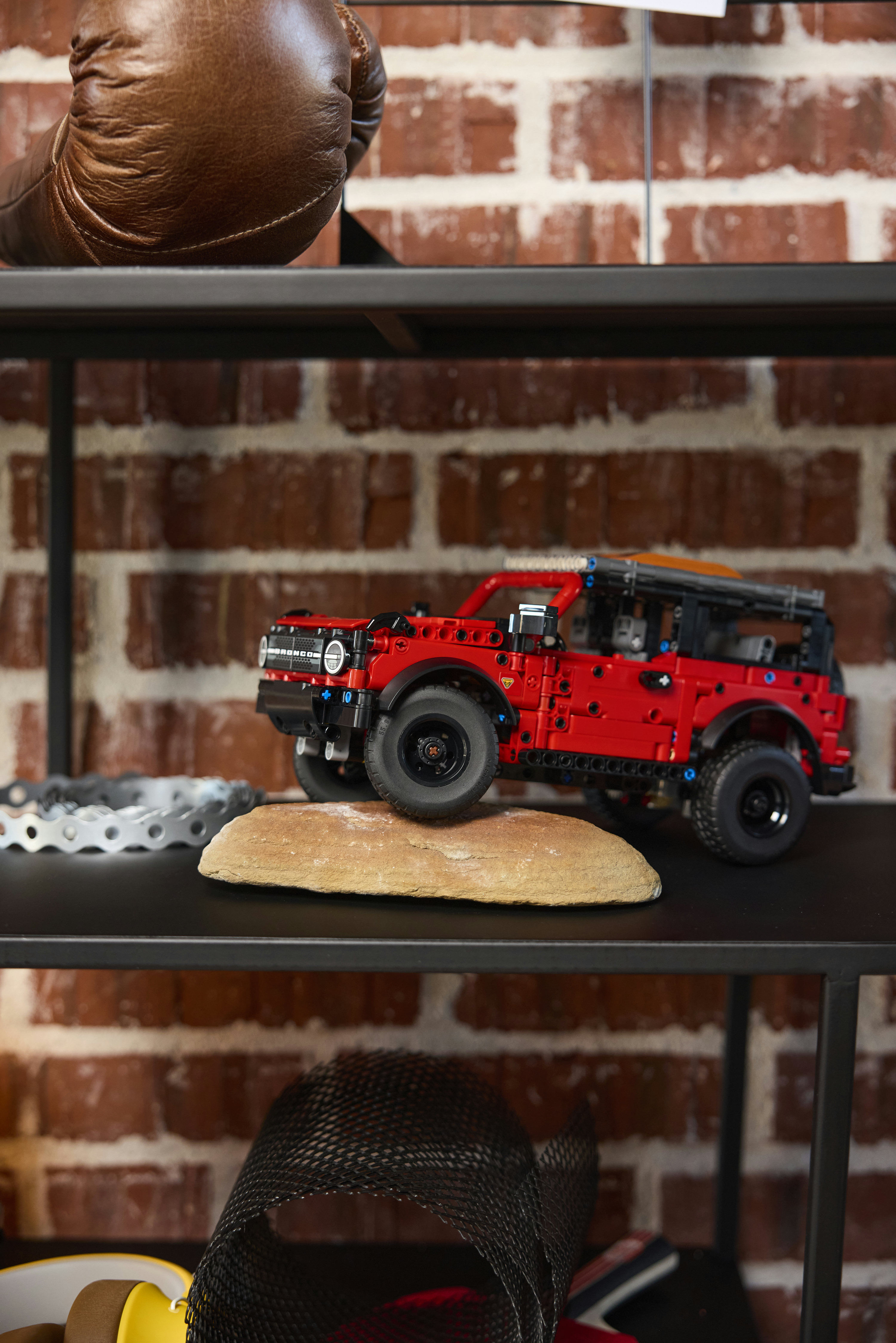 LEGO Technic 42213 SUV Ford Bronco, Macchina Giocattolo con Porte Apribili, Motore V6, Sospensioni e Sterzo, Idea Regalo 9+