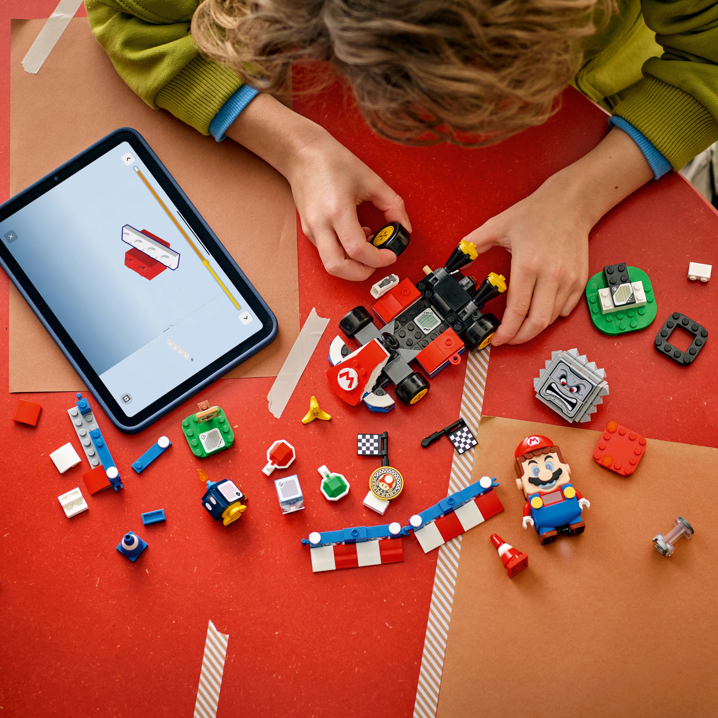 LEGO Super Mario Mario Kart 72043 - Interattivo e Kart Standard, Percorso di Gara con Macchina Giocattolo e 3 Figure, Regalo Bambini 7+
