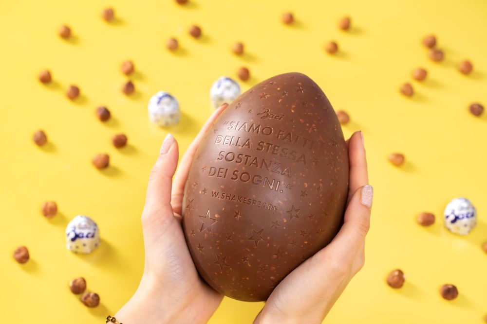 Uovo di Pasqua Cioccolato al Latte Messaggi Incisi con Nocciole e 4 Cioccolatini 310g