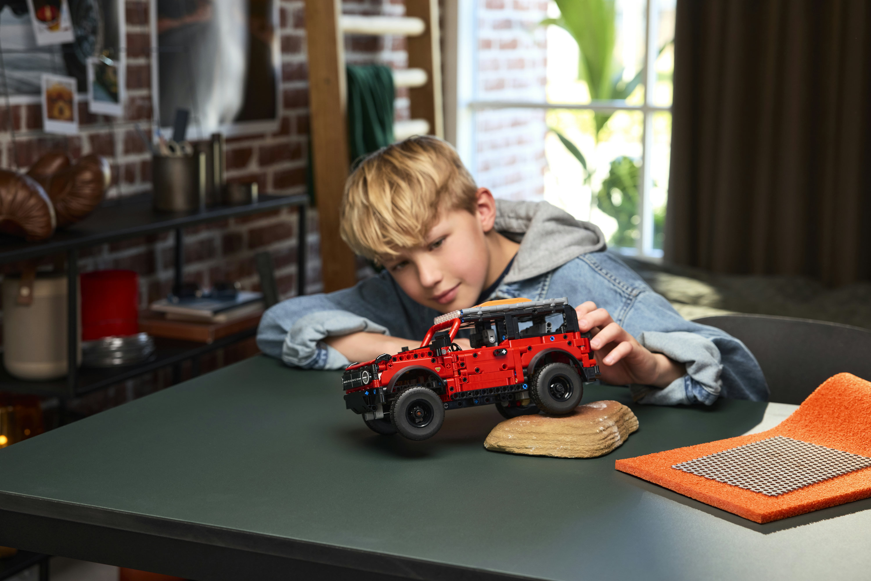 LEGO Technic 42213 SUV Ford Bronco, Macchina Giocattolo con Porte Apribili, Motore V6, Sospensioni e Sterzo, Idea Regalo 9+