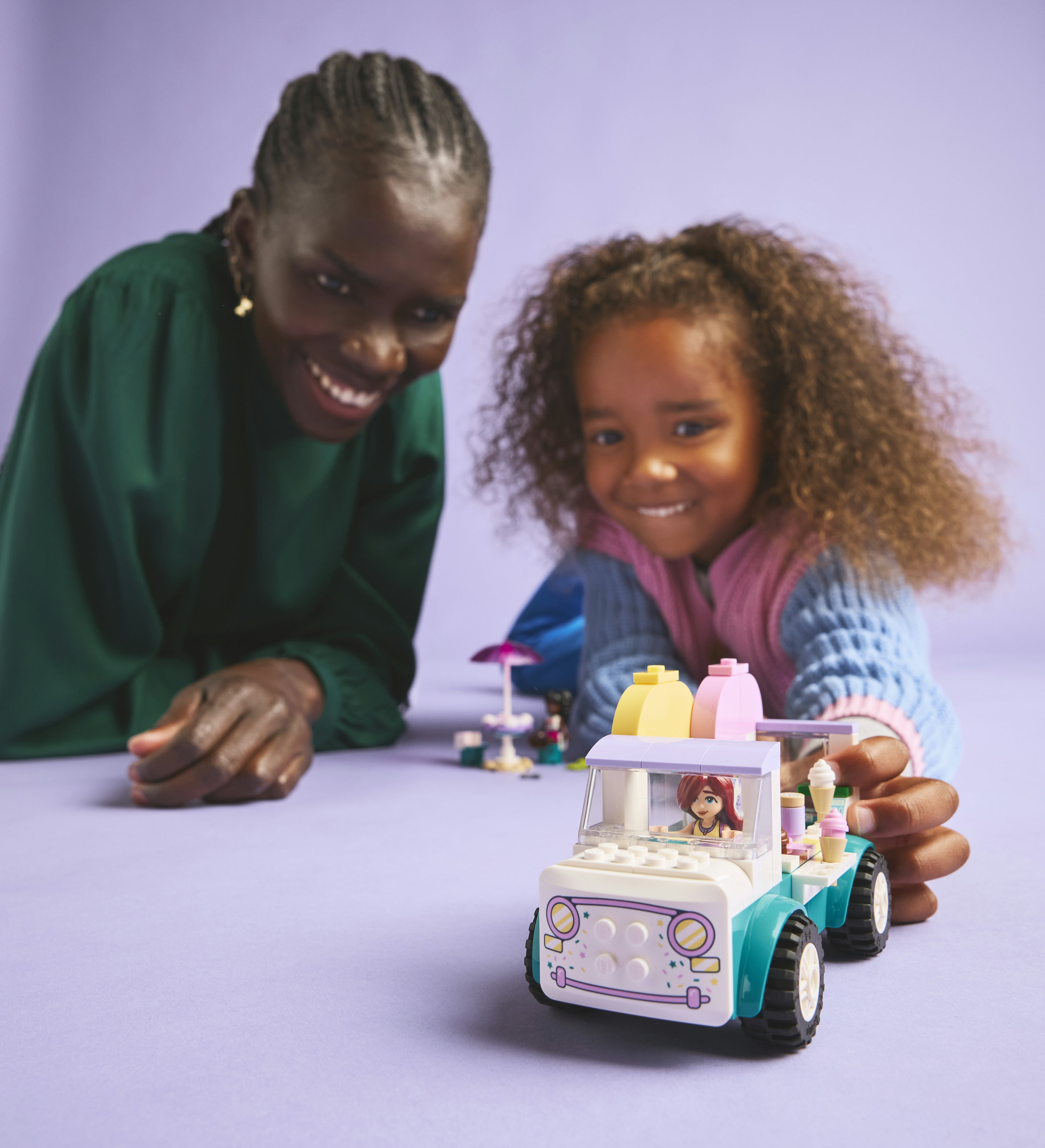 LEGO Friends 42644 Il Furgone dei Gelati di Heartlake City, Giochi Didattici Bambine 4+, Camion Giocattolo, Cibo e Accessori