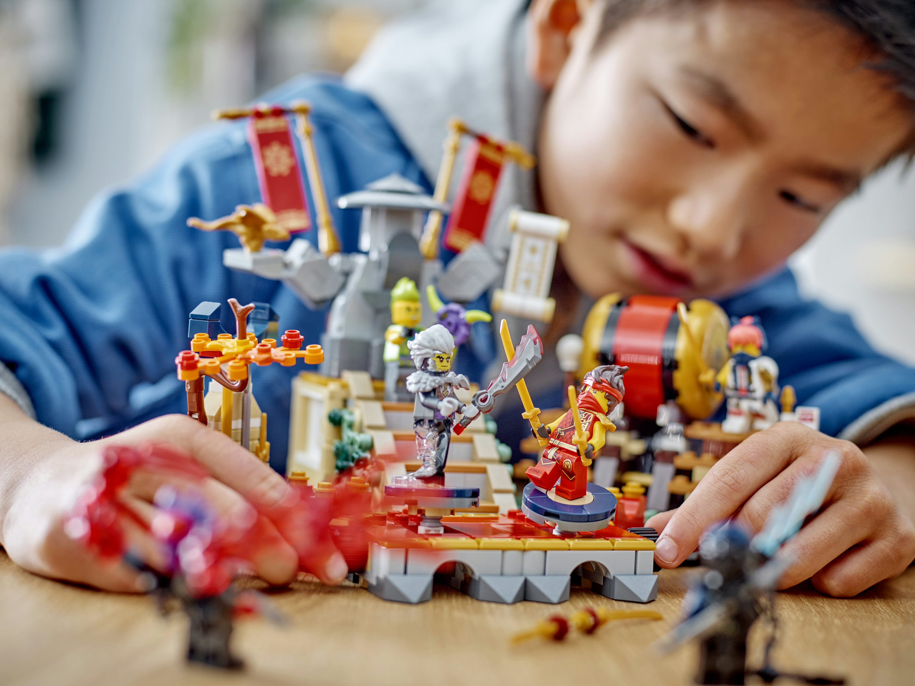 LEGO NINJAGO 71818 Torneo: Arena di Battaglia, Giochi per Bambini 7+ Anni con 6 Minifigure e Tempio con Funzioni da Costruire