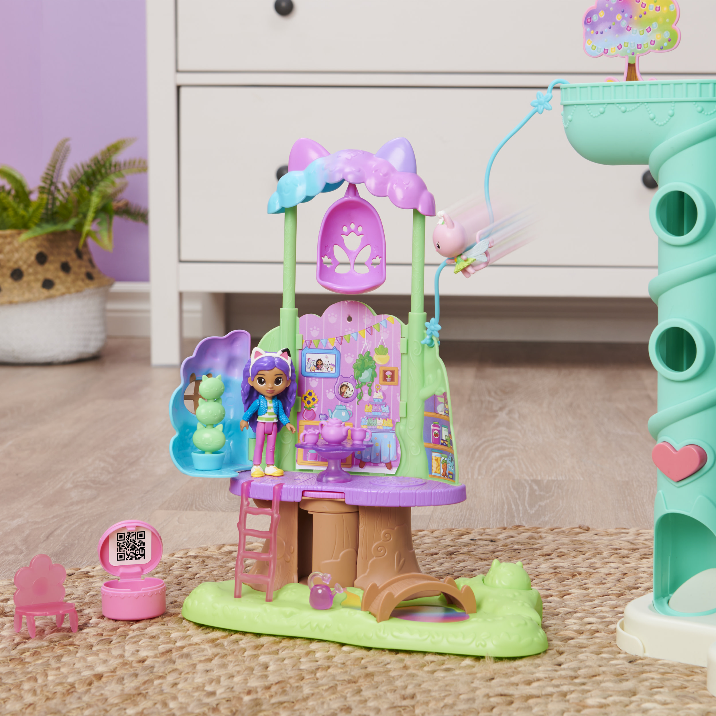 Gabby's Dollhouse , set di gioco trasformabile Garden Treehouse con luci, 2 personaggi, 5 accessori, 1 scatola con sorpresa, 3 mobili, giocattoli per bambini dai 3 anni in su