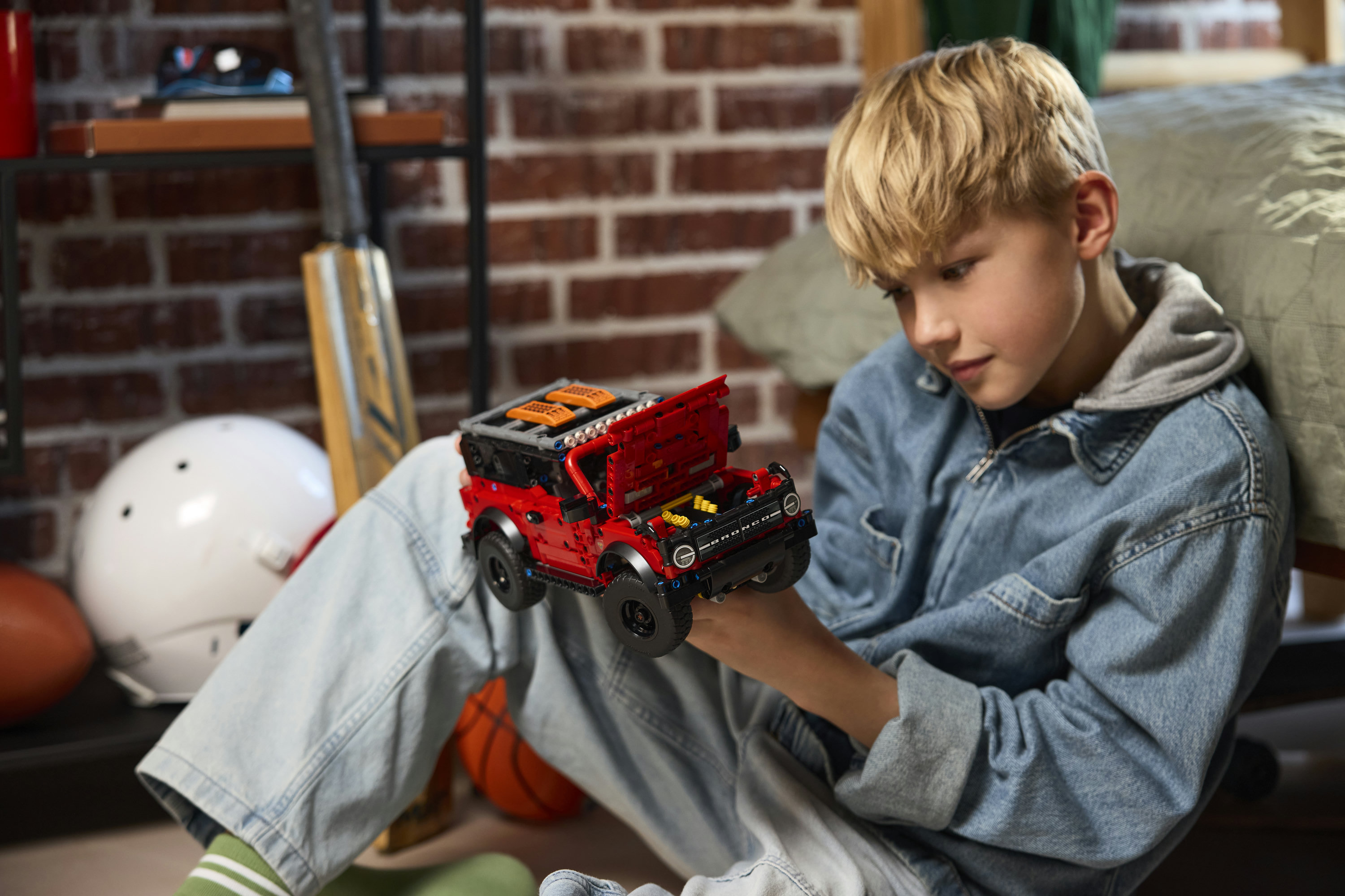 LEGO Technic 42213 SUV Ford Bronco, Macchina Giocattolo con Porte Apribili, Motore V6, Sospensioni e Sterzo, Idea Regalo 9+