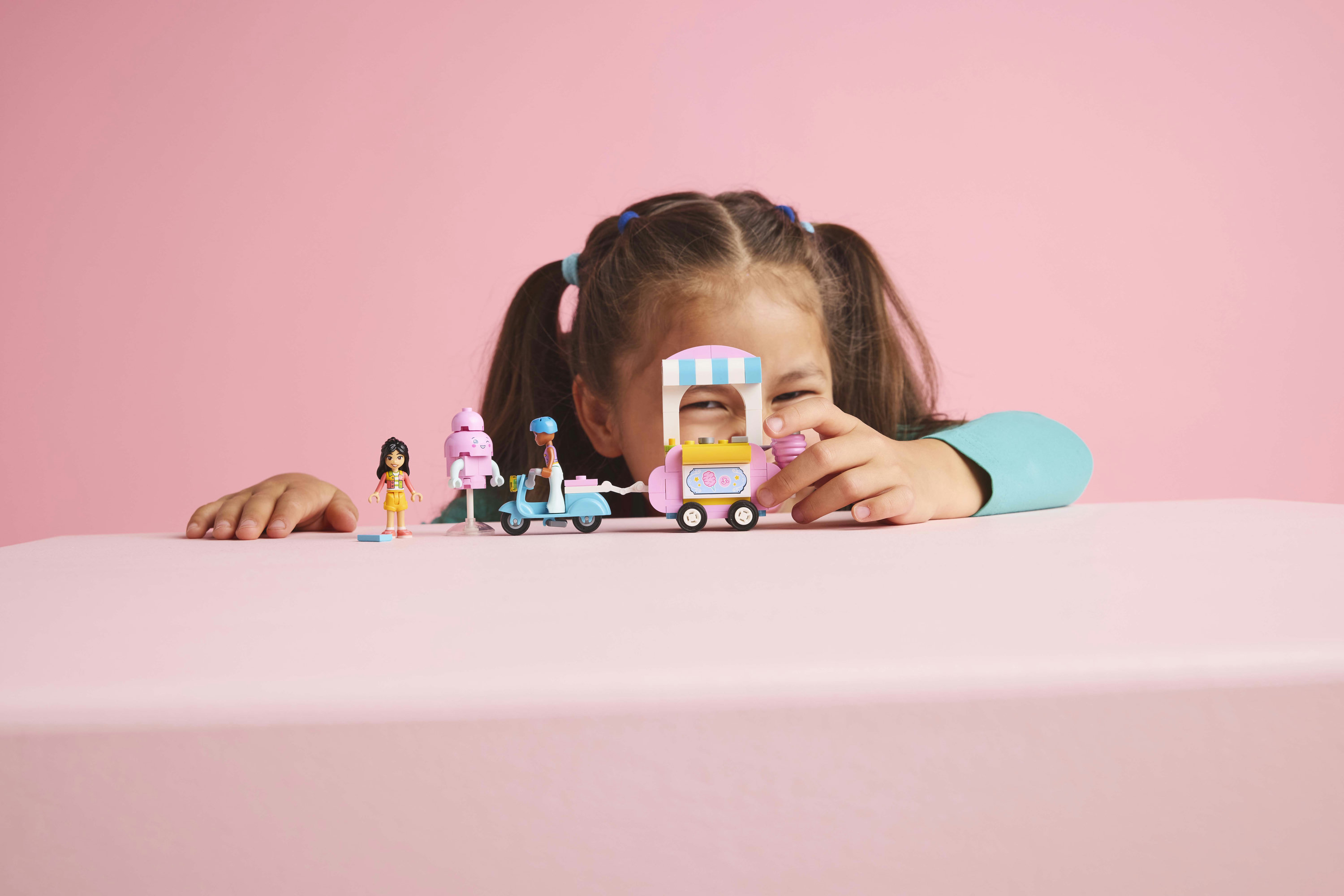 LEGO Friends 42643 Bancarella di Zucchero Filato e Scooter, Giochi di Ruolo Creativi Bambine 6+ con Veicolo e Mini Bamboline